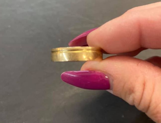 Anillo de oro perdido.