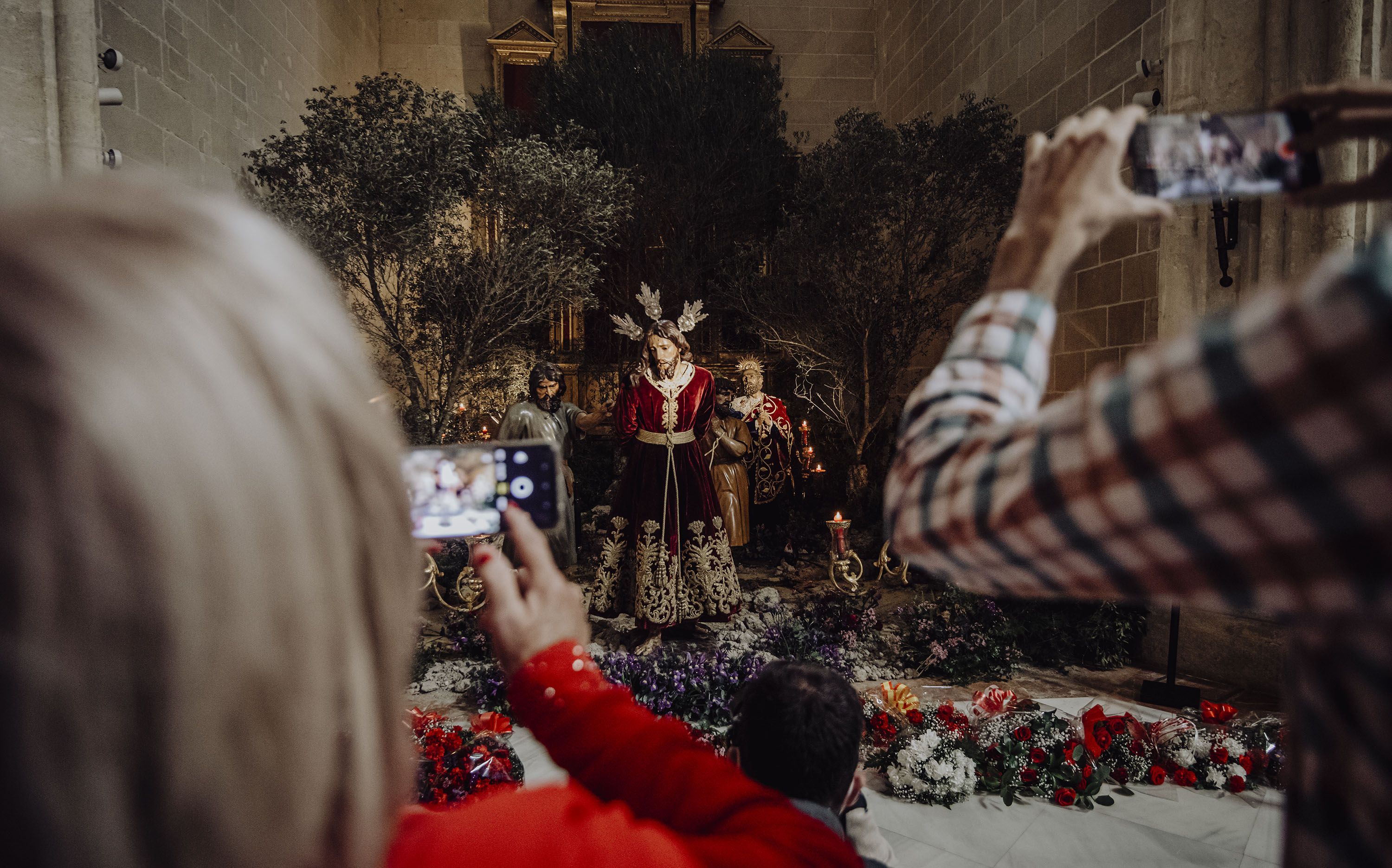 La OMS pide que los actos en Semana Santa sean al aire libre.