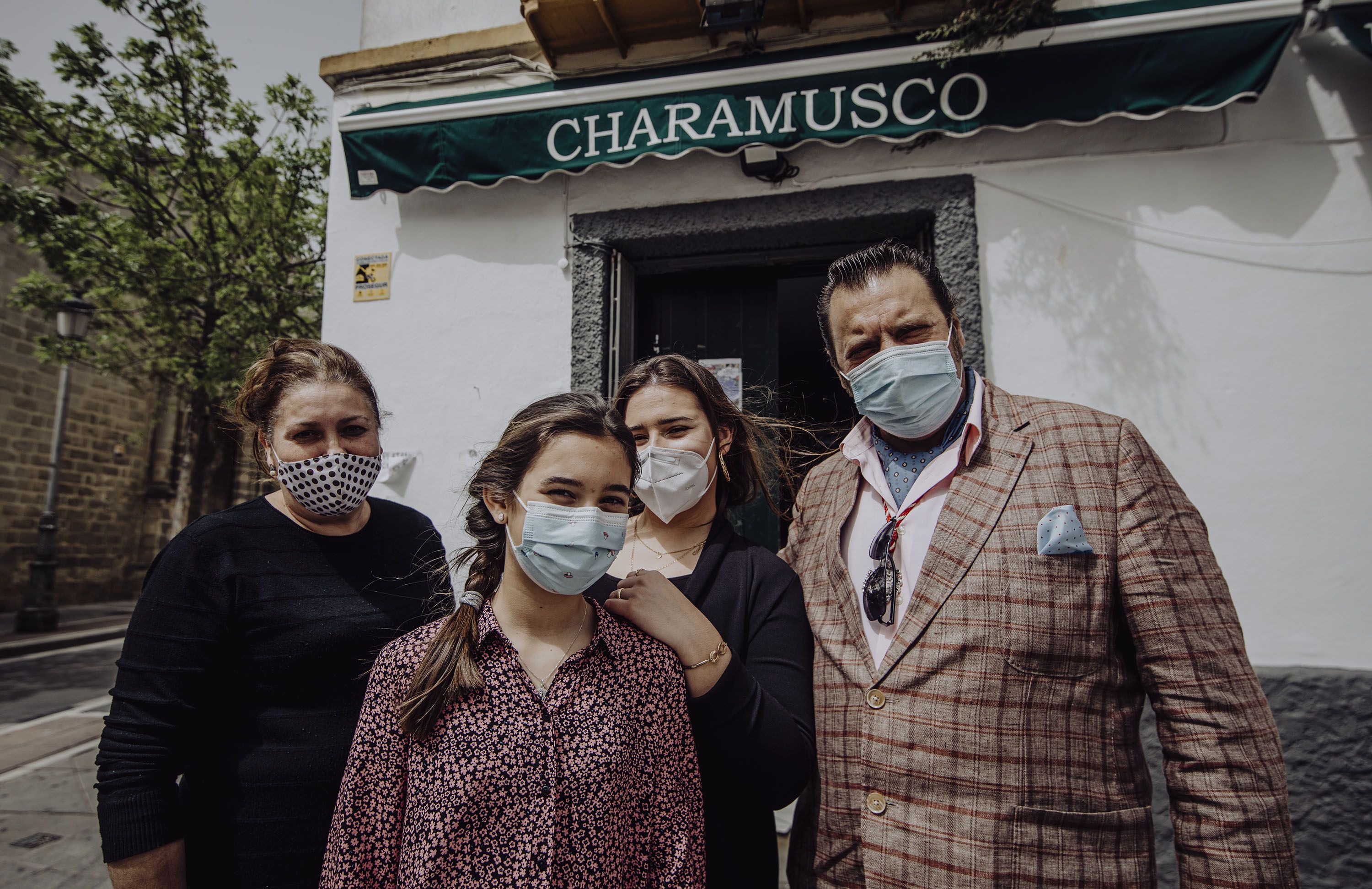 Manuel Fernández 'El Borrico' con su sobrina, Lucía Liaño, y familia.