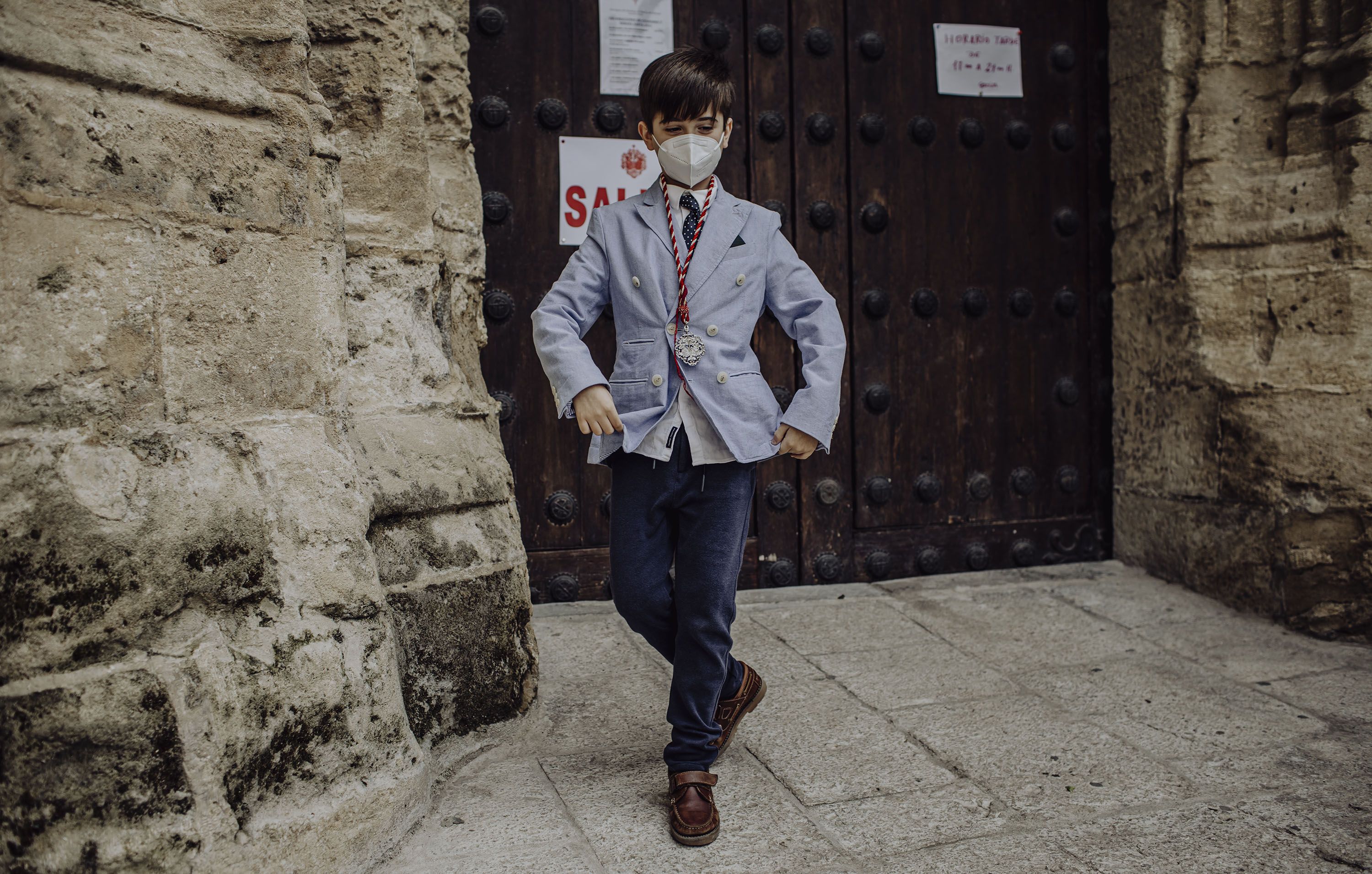Un niño baila frente a una de las puertas de Santiago este Miércoles Santo.    ESTEBAN
