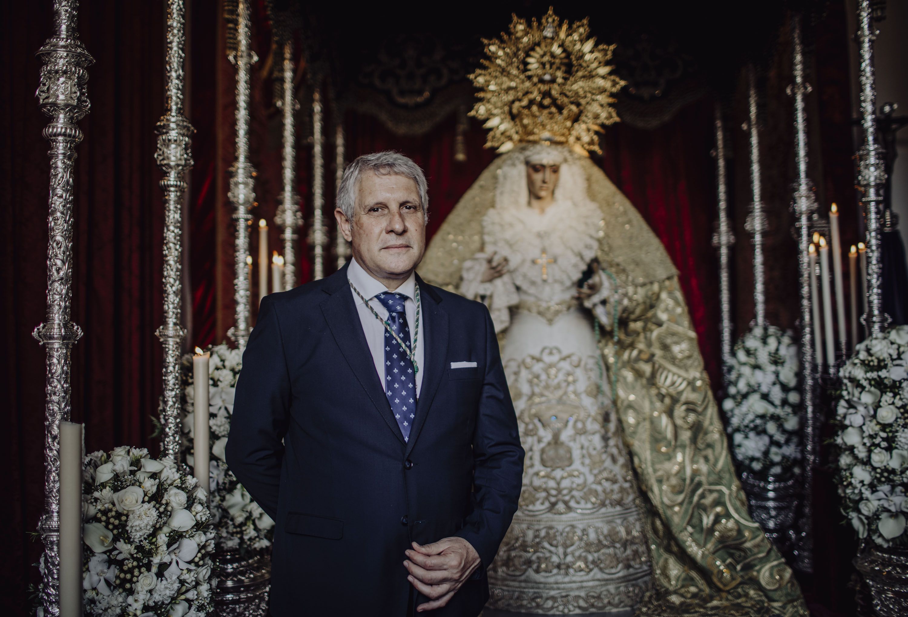 El ex hermano mayor de La Yedra, Manuel Hurtado, ante la Esperanza.