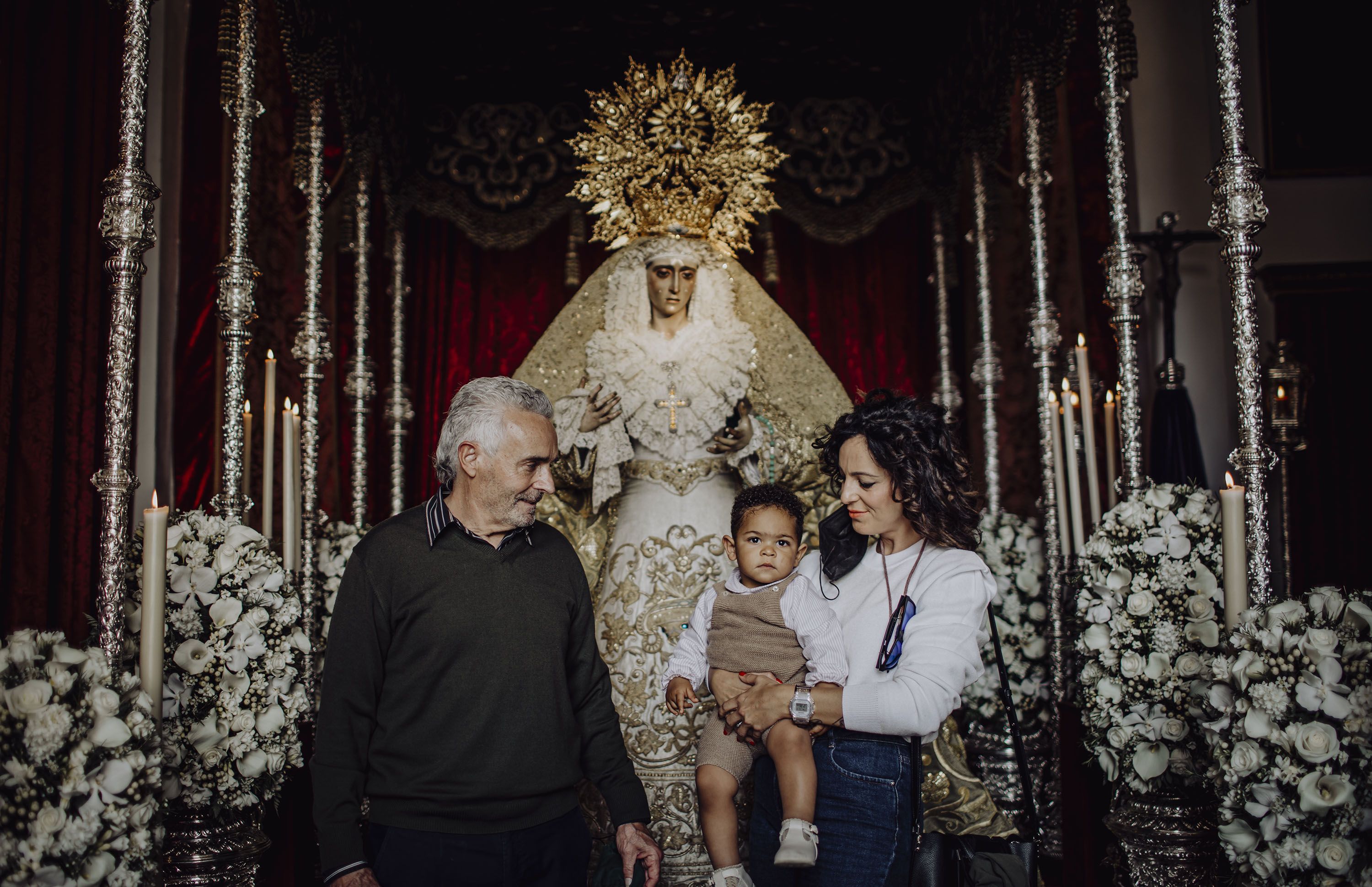 Algunos momentos familiares frente a la Virgen.