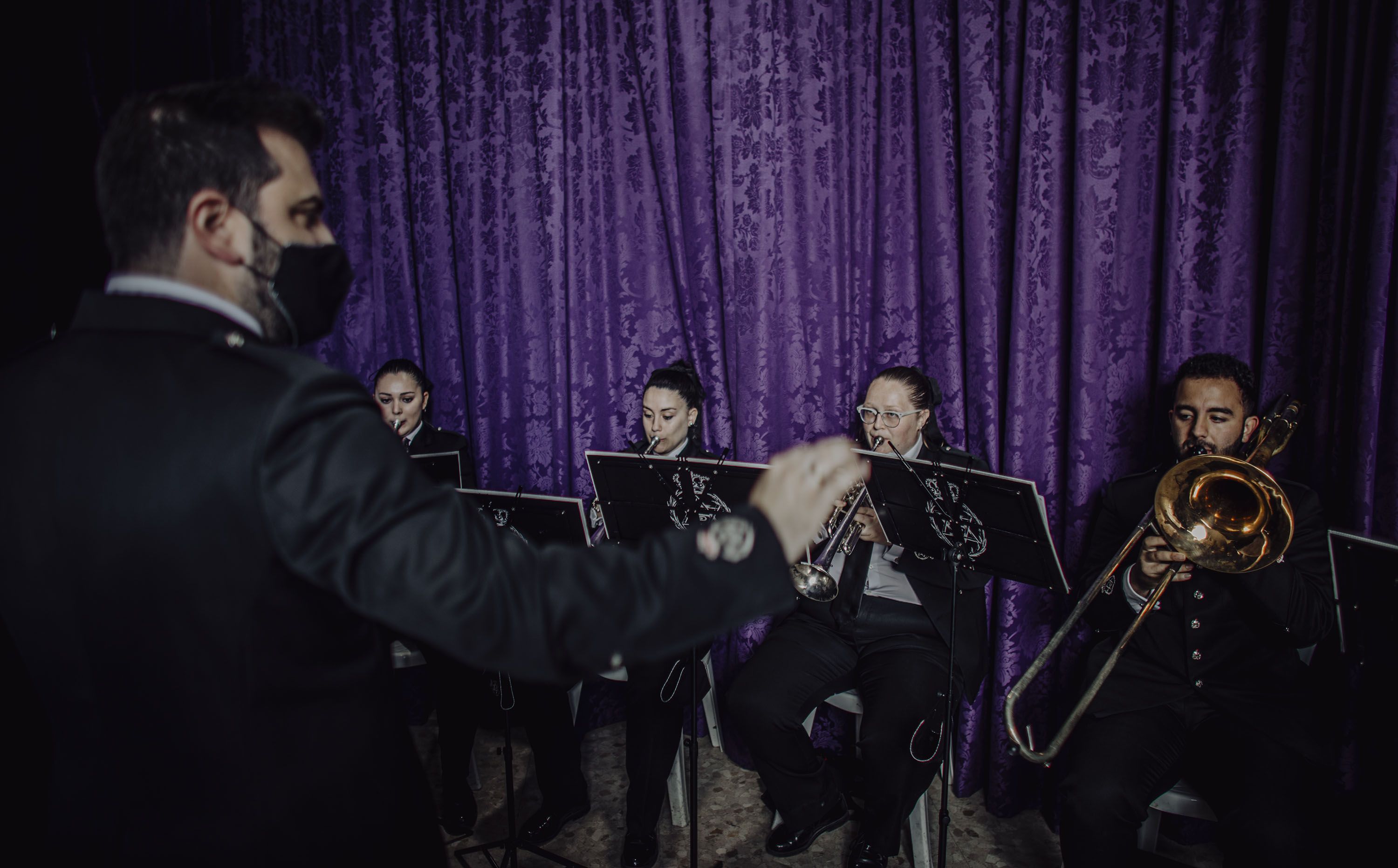 El director de la banda de la Estrella de Dos Hermanas da órdenes.
