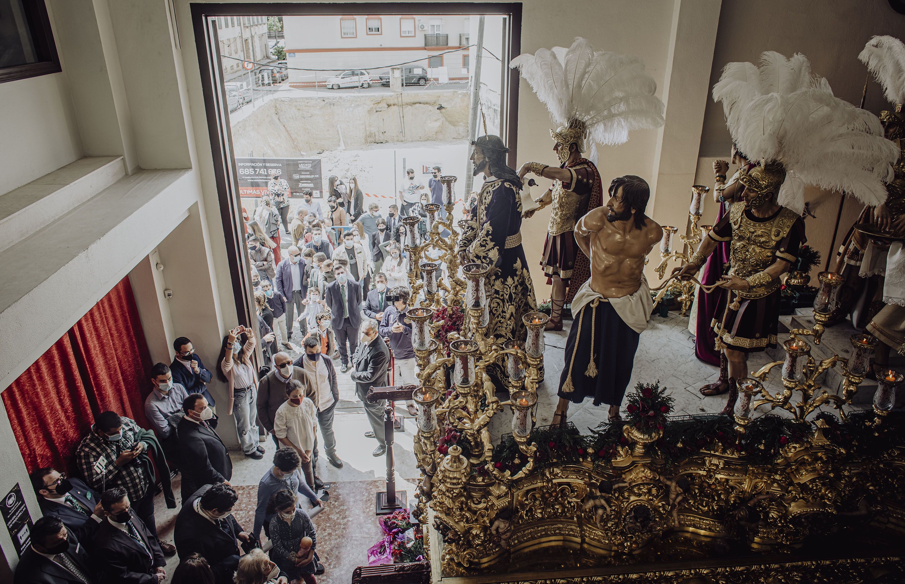 Un ejemplo de cómo fue la distópica Semana Santa de 2021, el paso de la Sentencia, expuesto hacia la calle en la capilla.