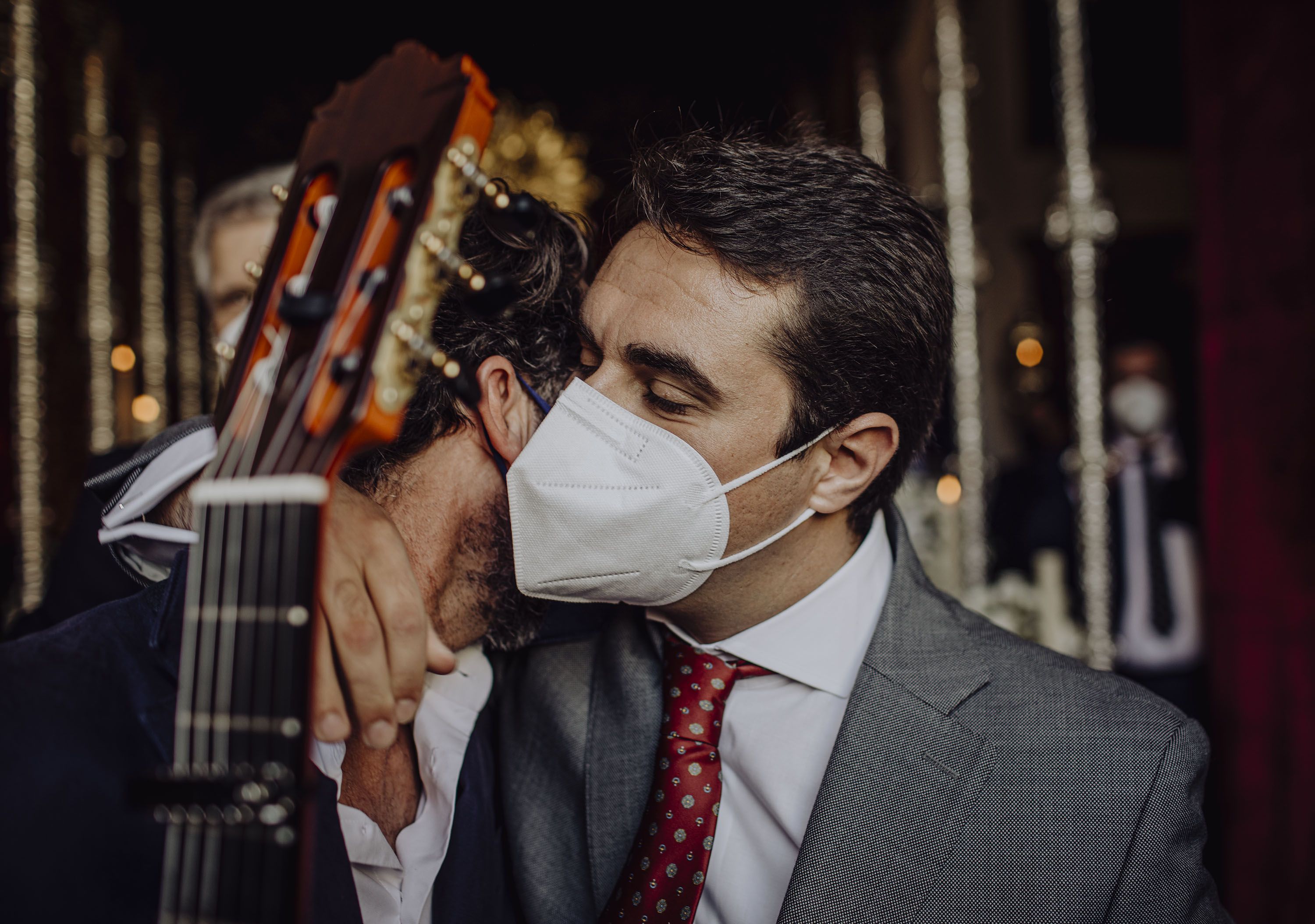 El cantaor, con su guitarrista tras la plegaria.