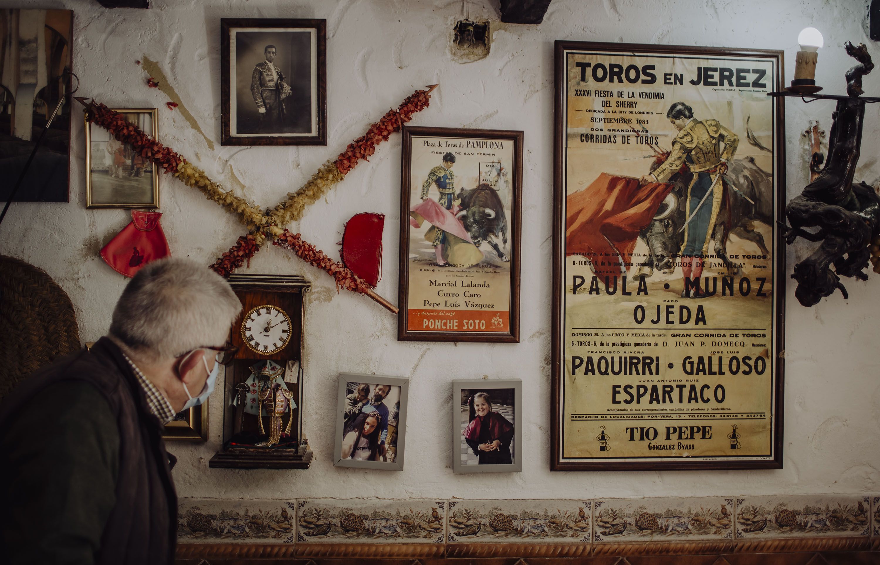 Carteles y cuadros.   ESTEBAN