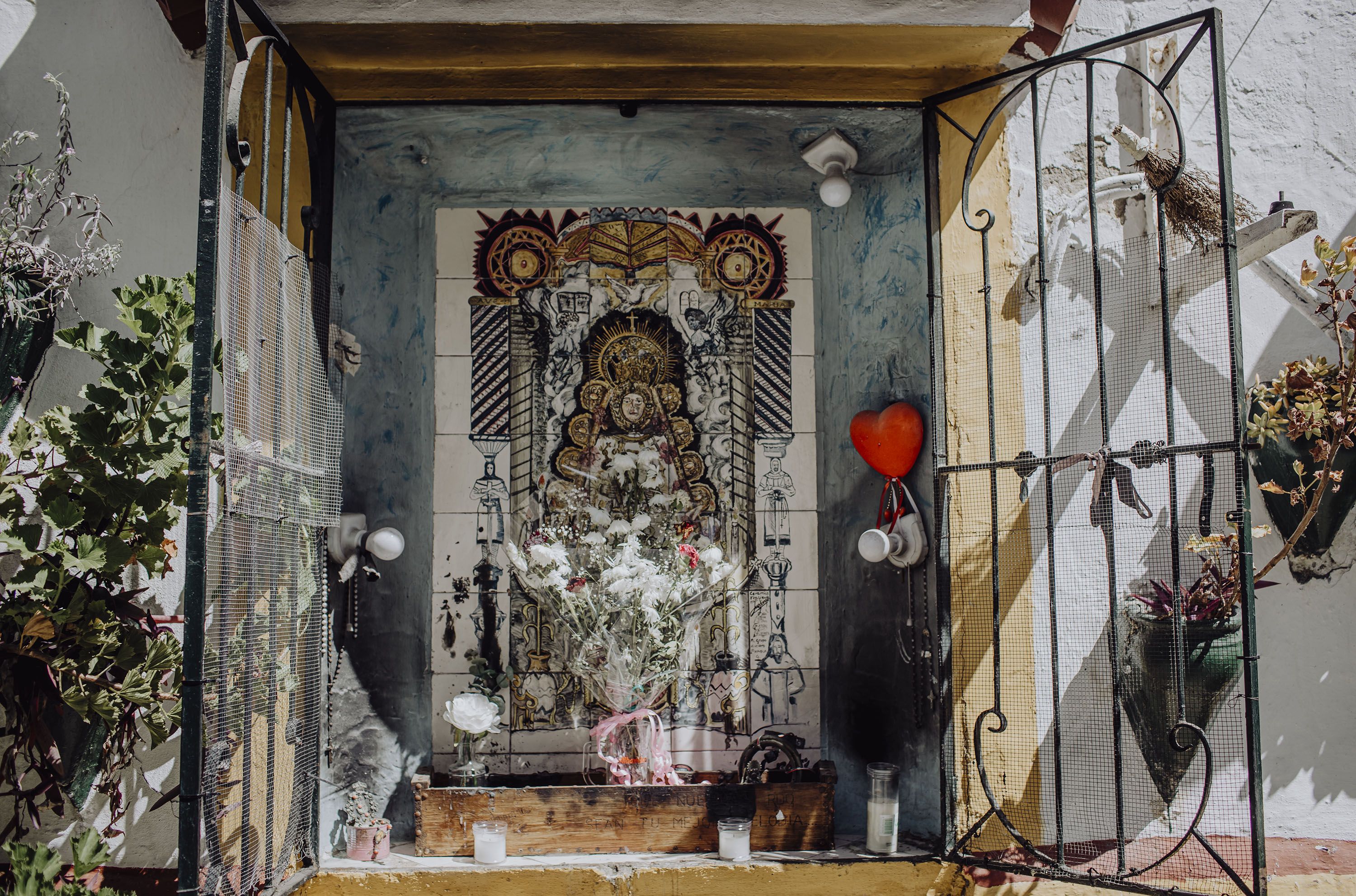 Azulejo de la virgen del Rocío bendecido.   ESTEBAN