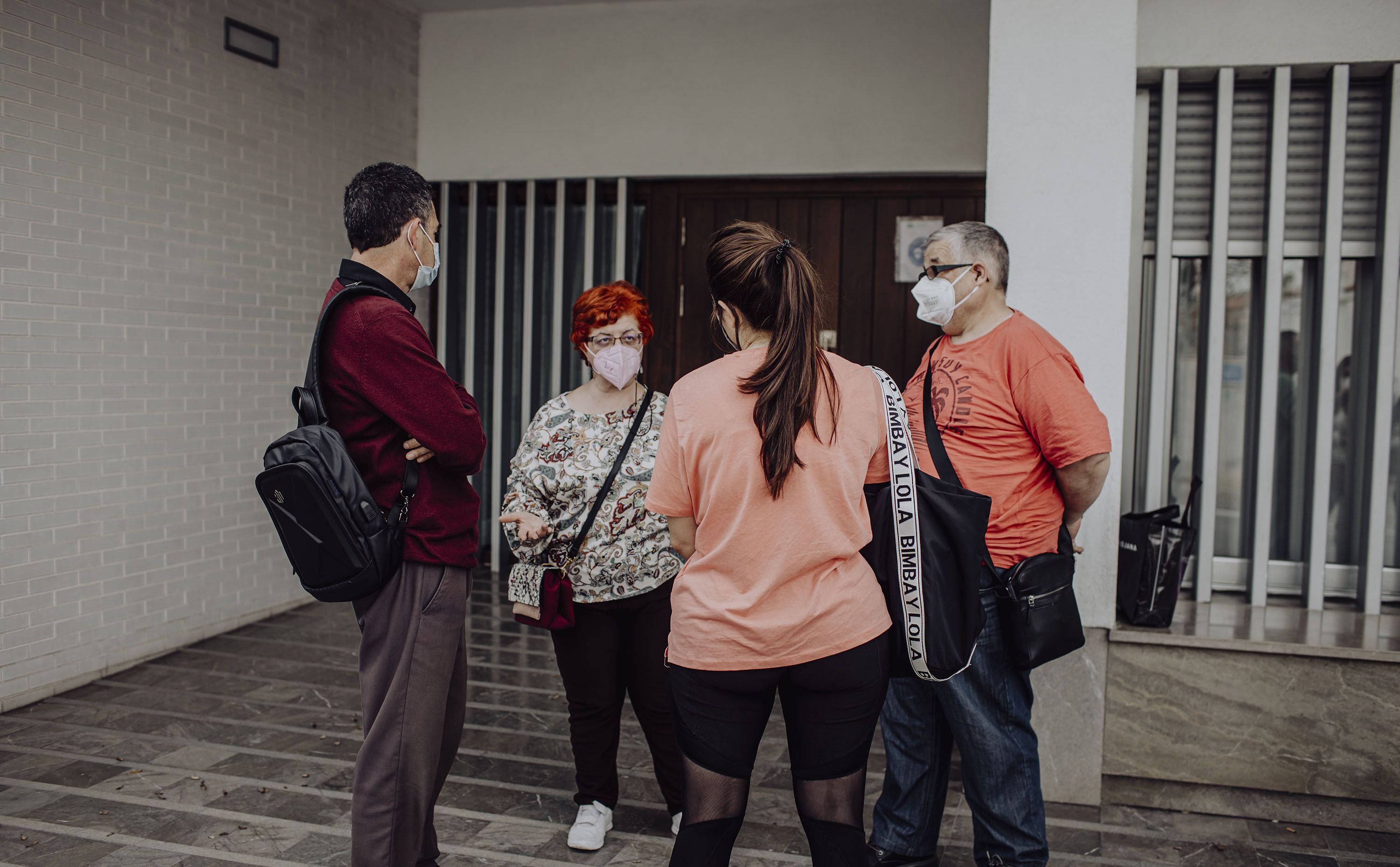 Concentración de familiares a las puertas de la residencia.