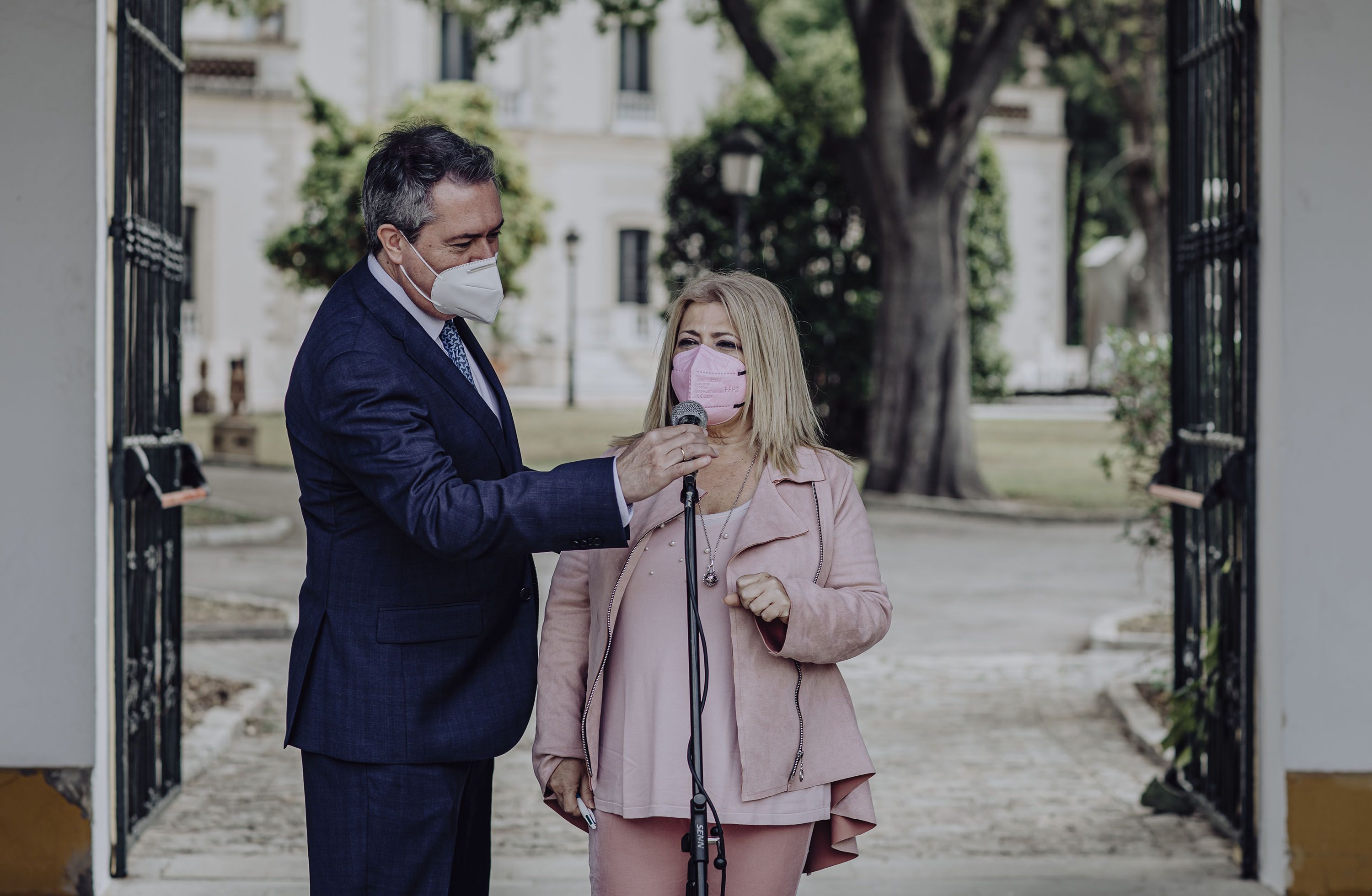 Espadas ayuda con el micrófono a Sánchez.