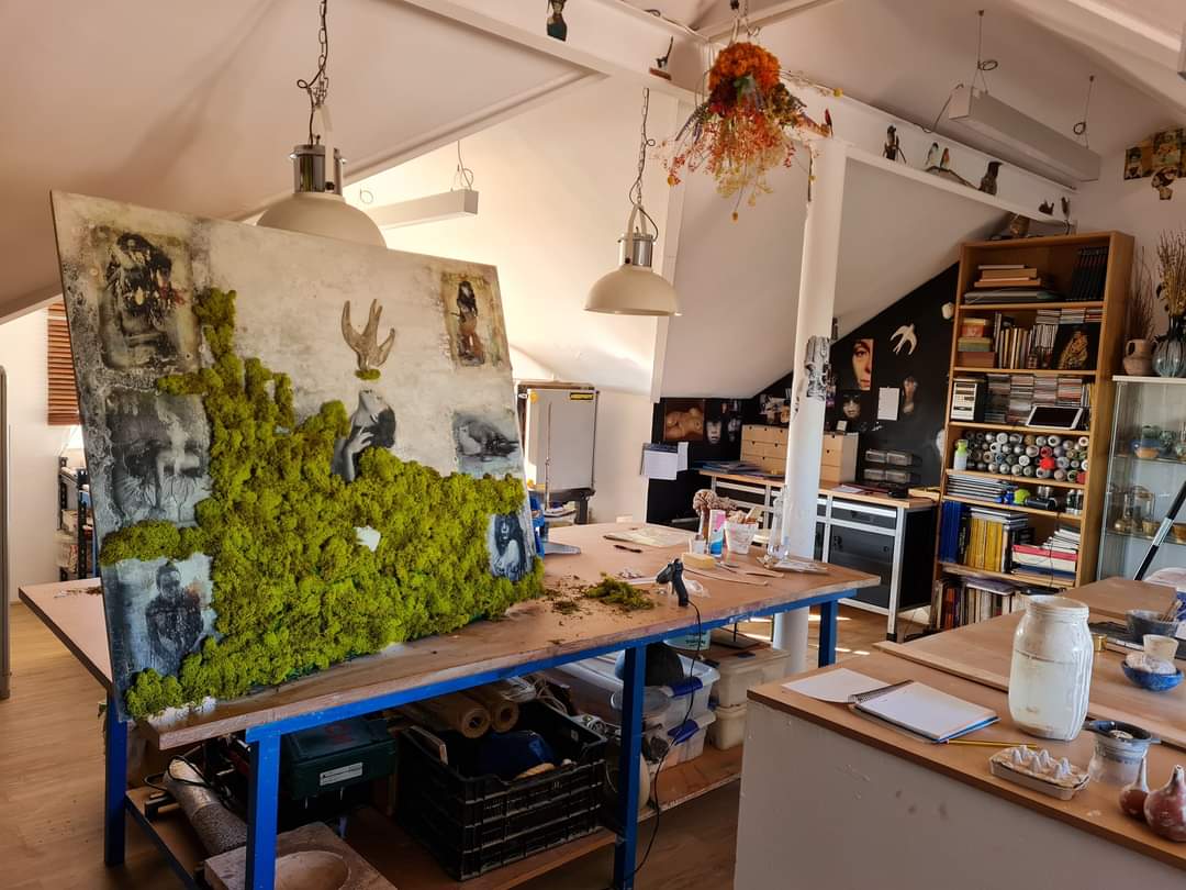 Interior del taller de Ángeles Terán en Santiponce.  CEDIDA