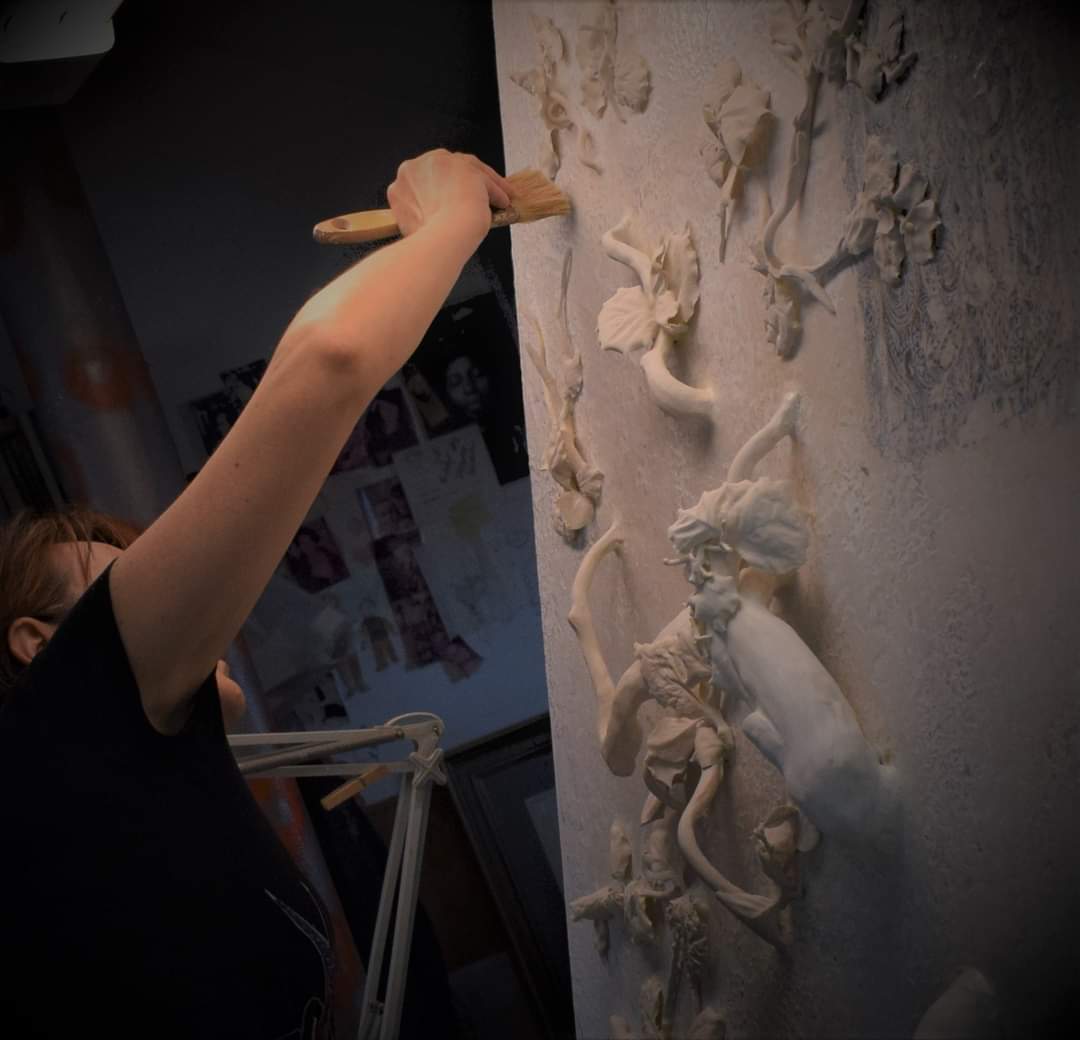 Ángeles creando un relieve en su taller.   CEDIDA