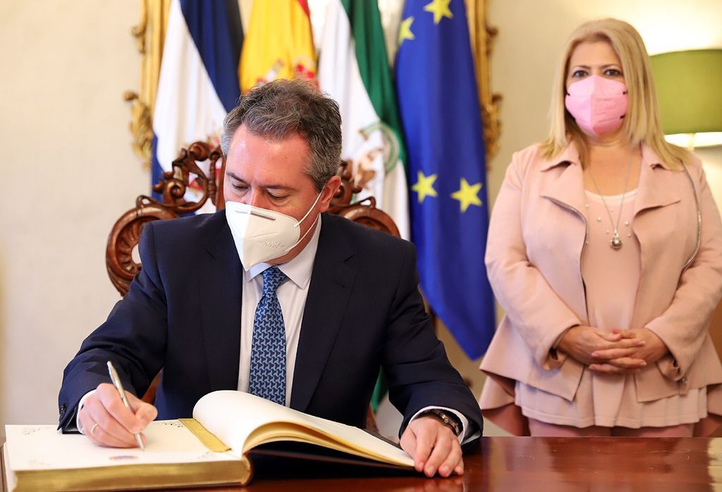 Espadas firma en el libro de honor del Ayuntamiento de Jerez.