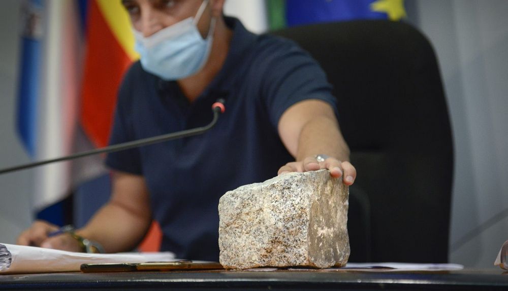 30 de junio. Un adoquín en la sala de prensa municipal