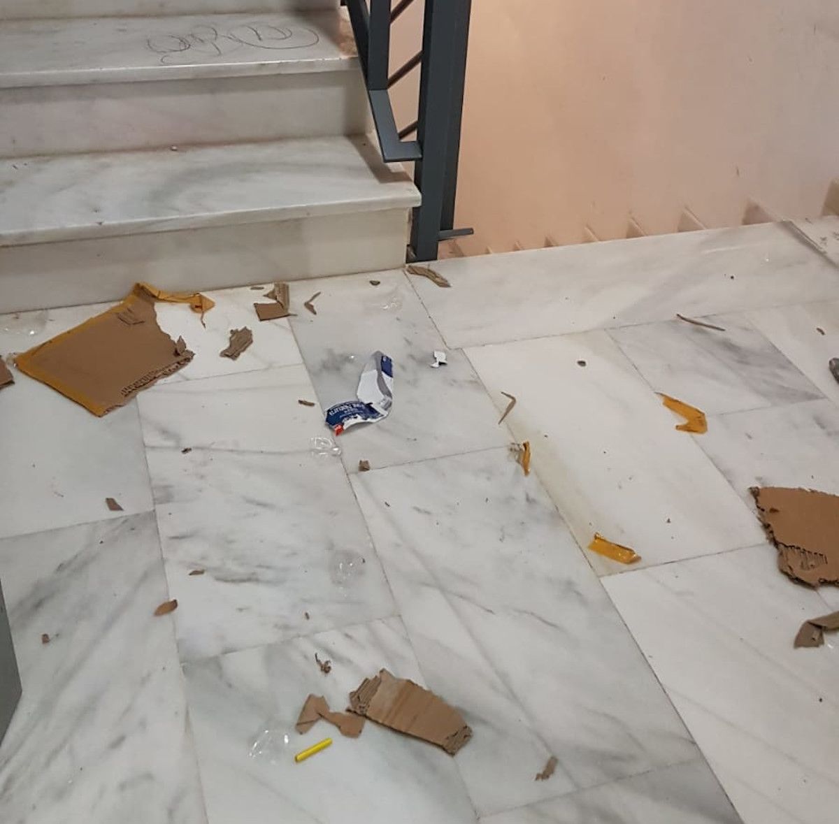 Restos de objetos rotos en la escalera.   CEDIDA