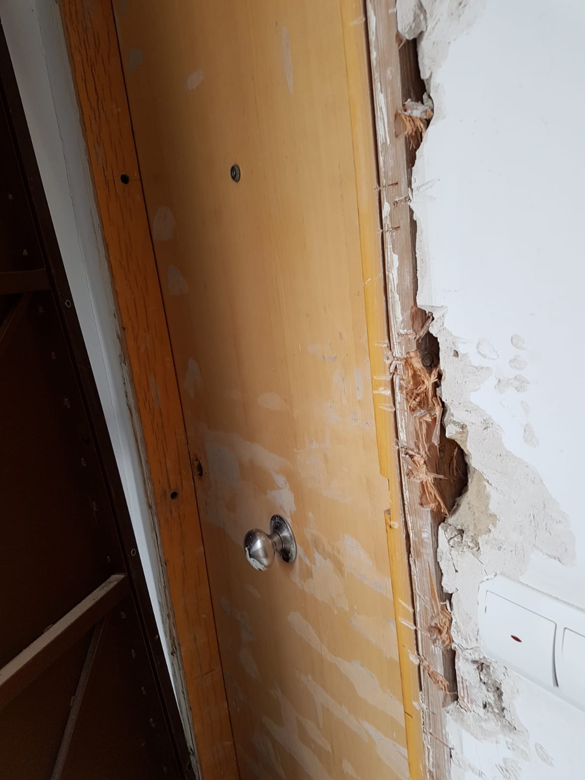 La puerta del piso ocupado destrozada.   CEDIDA