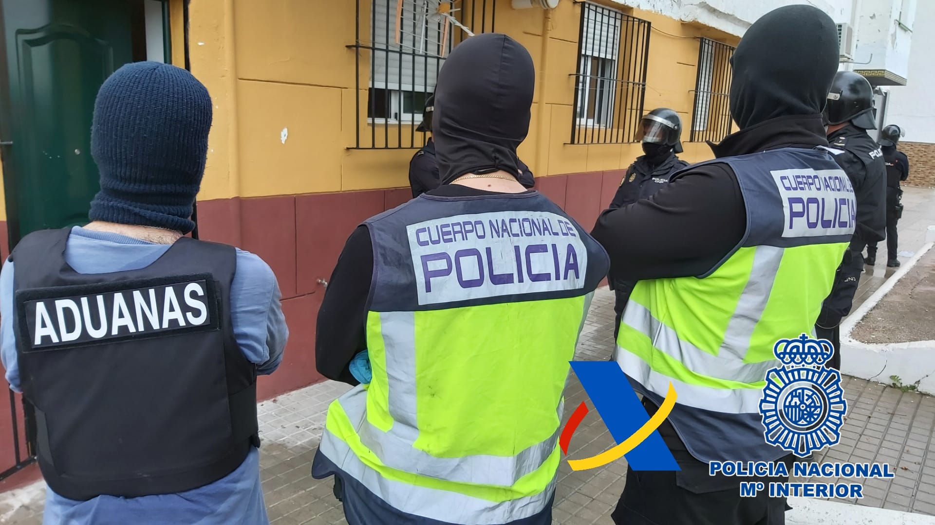 Los efectivos, en una de las viviendas.