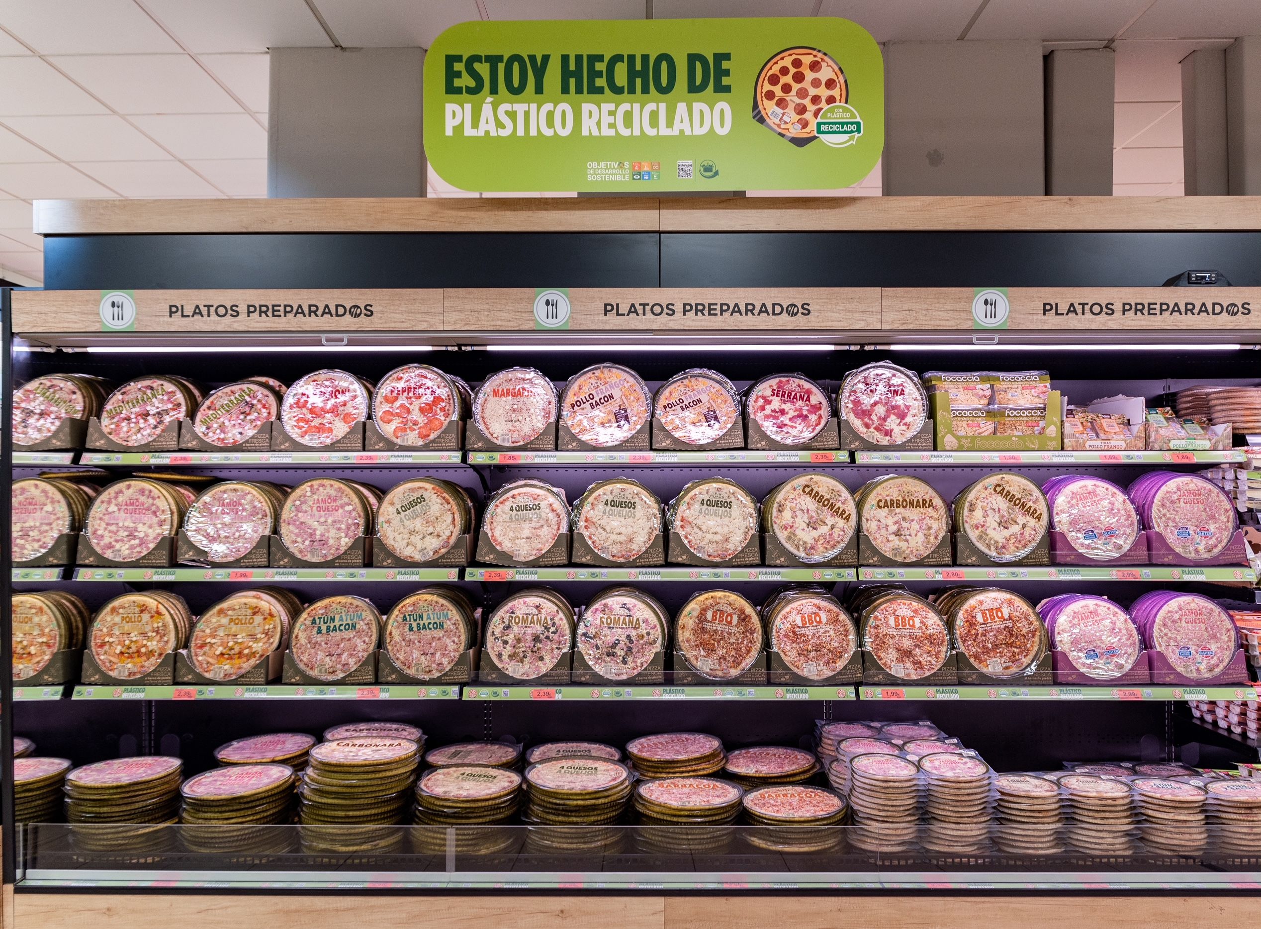 Pizzas refrigeradas con envase reciclado, en un lineal de Mercadona.