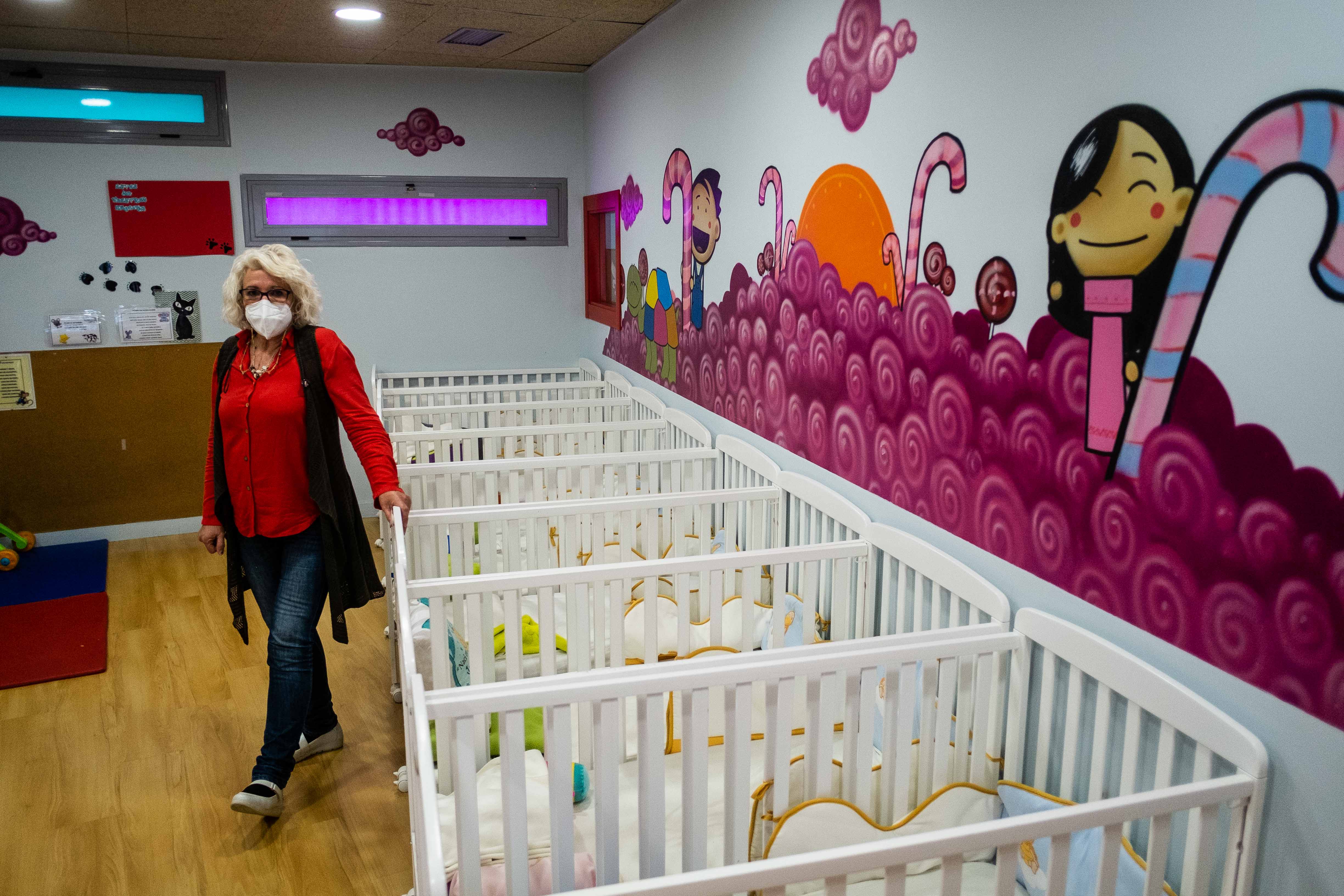 Sala con las cunas para los bebés. 