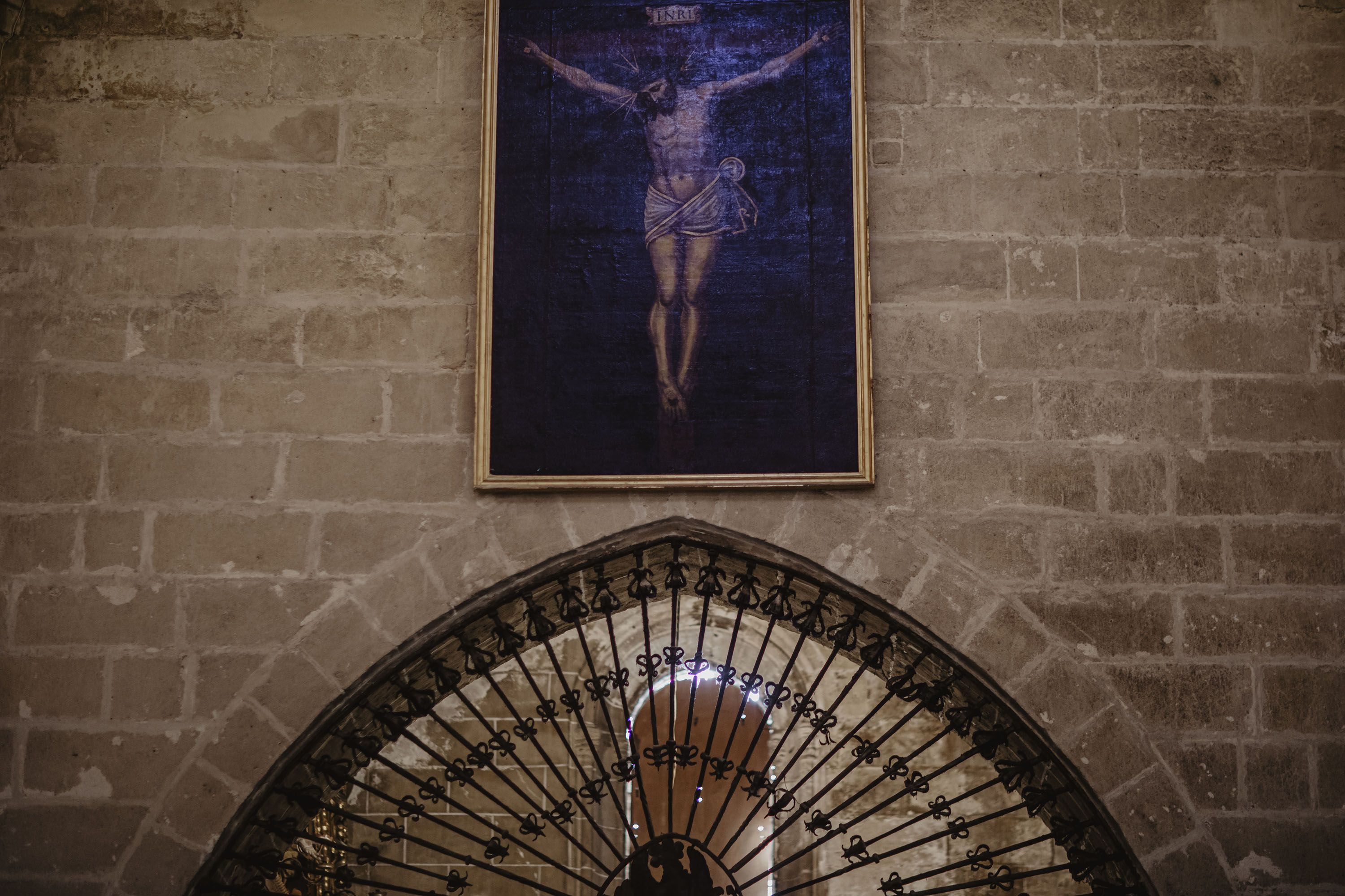 Uno de los cuadros en el interior.