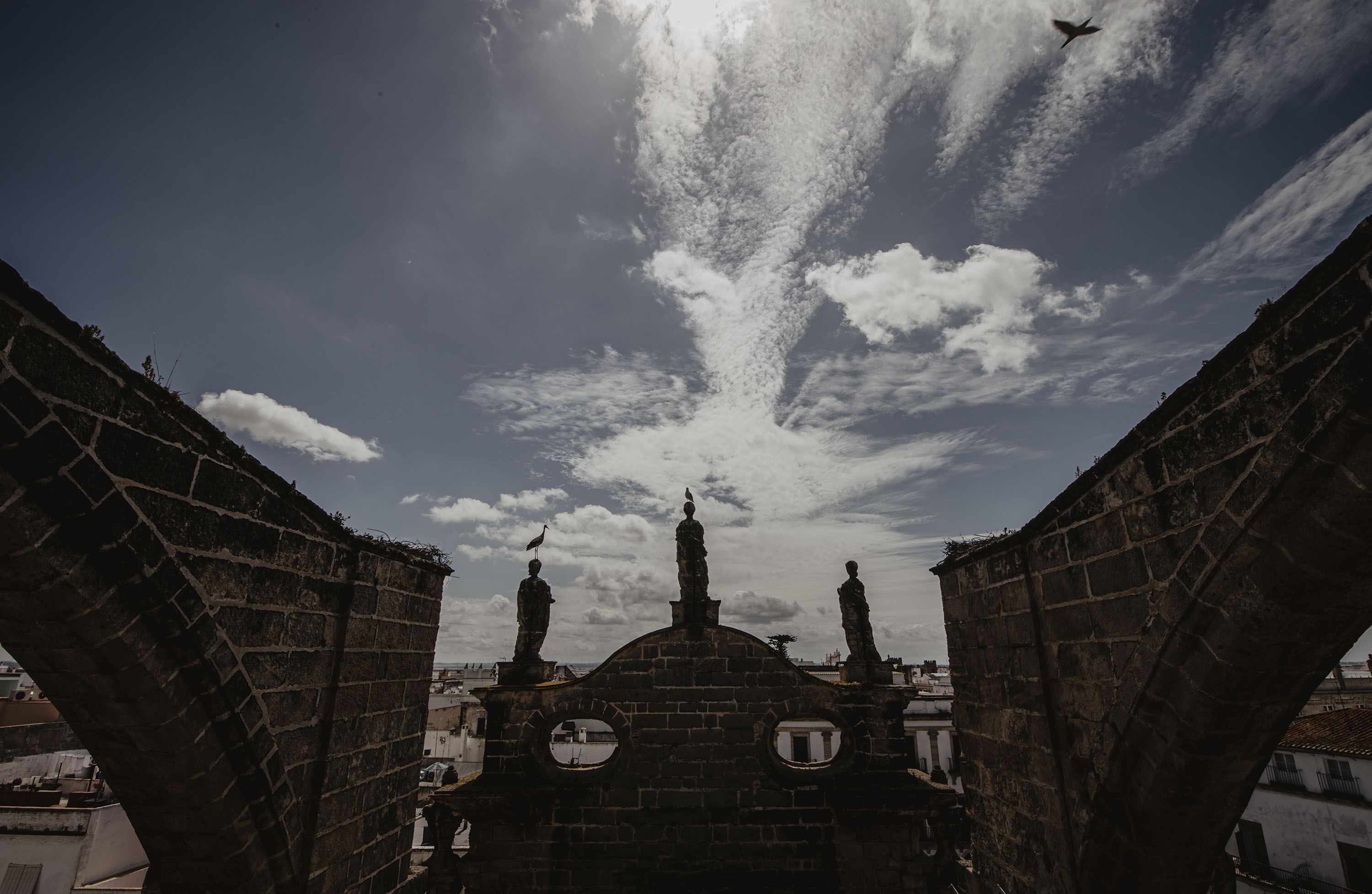 La Fe, La Esperanza y La Caridad, presidiendo la fachada.