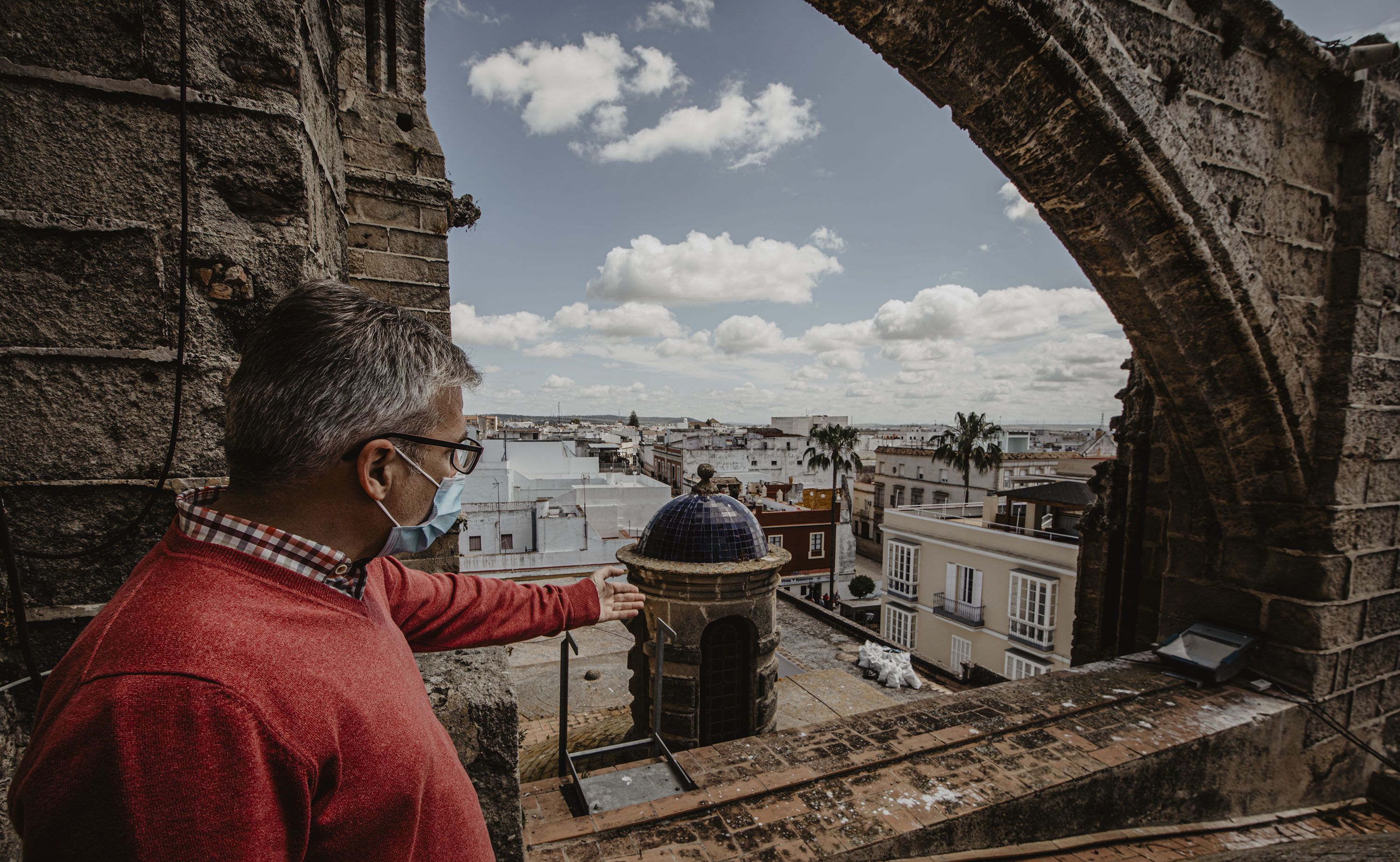 Al fondo, restos recogidos el mes pasado, que vuelven a aparecer por acciones de las cigüeñas y de la maleza que crece.