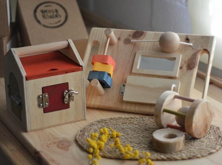 Juguetes hechos con madera.