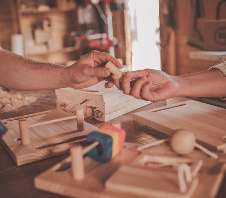 Fabricación de juguetes en el taller de Vetas y Virutas.