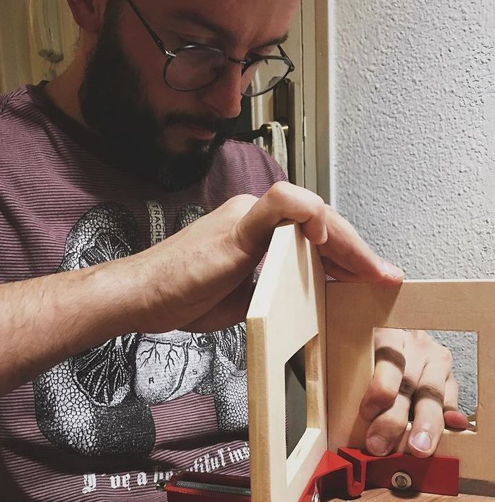 Alex fabricando una casita de cerraduras.