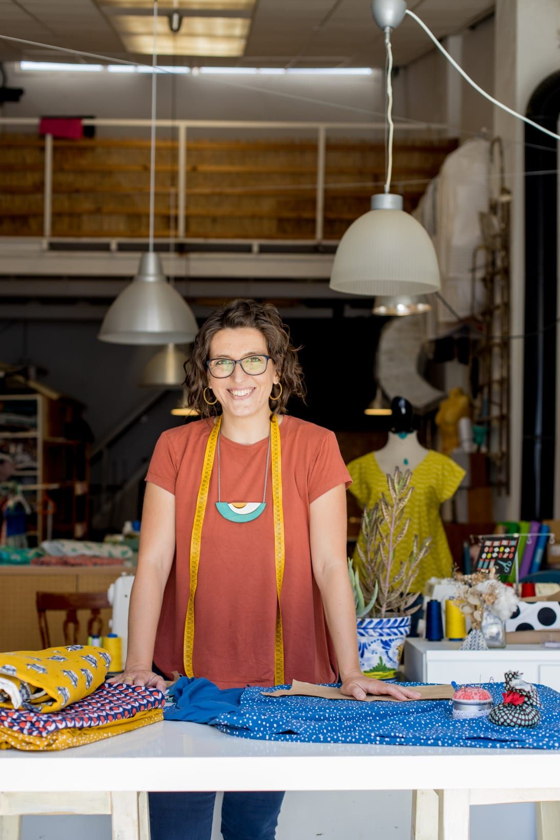 Lorenza Conti, en su taller compartido del corralón de los artesanos en Sevilla.
