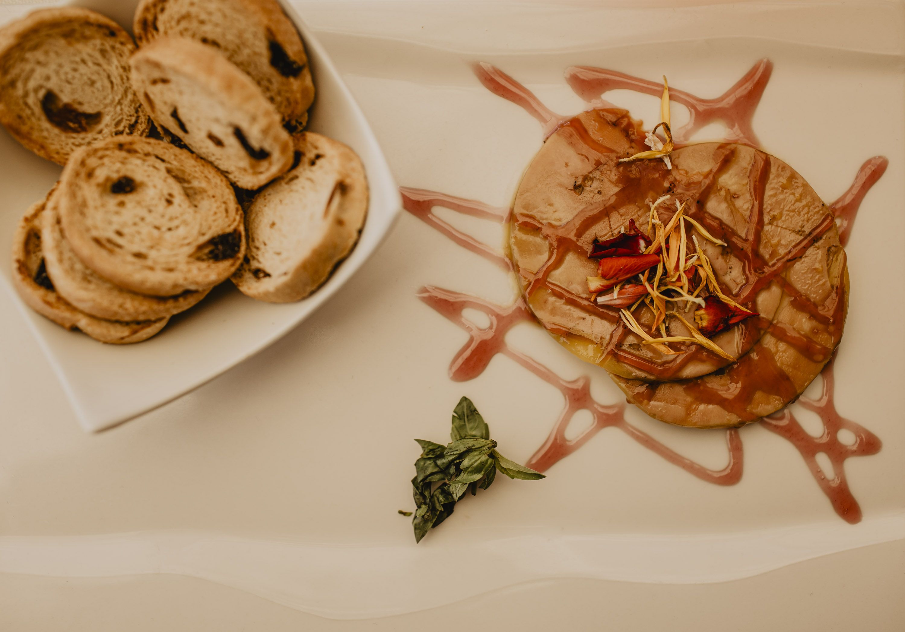 Foie con mermelada de violeta casera.