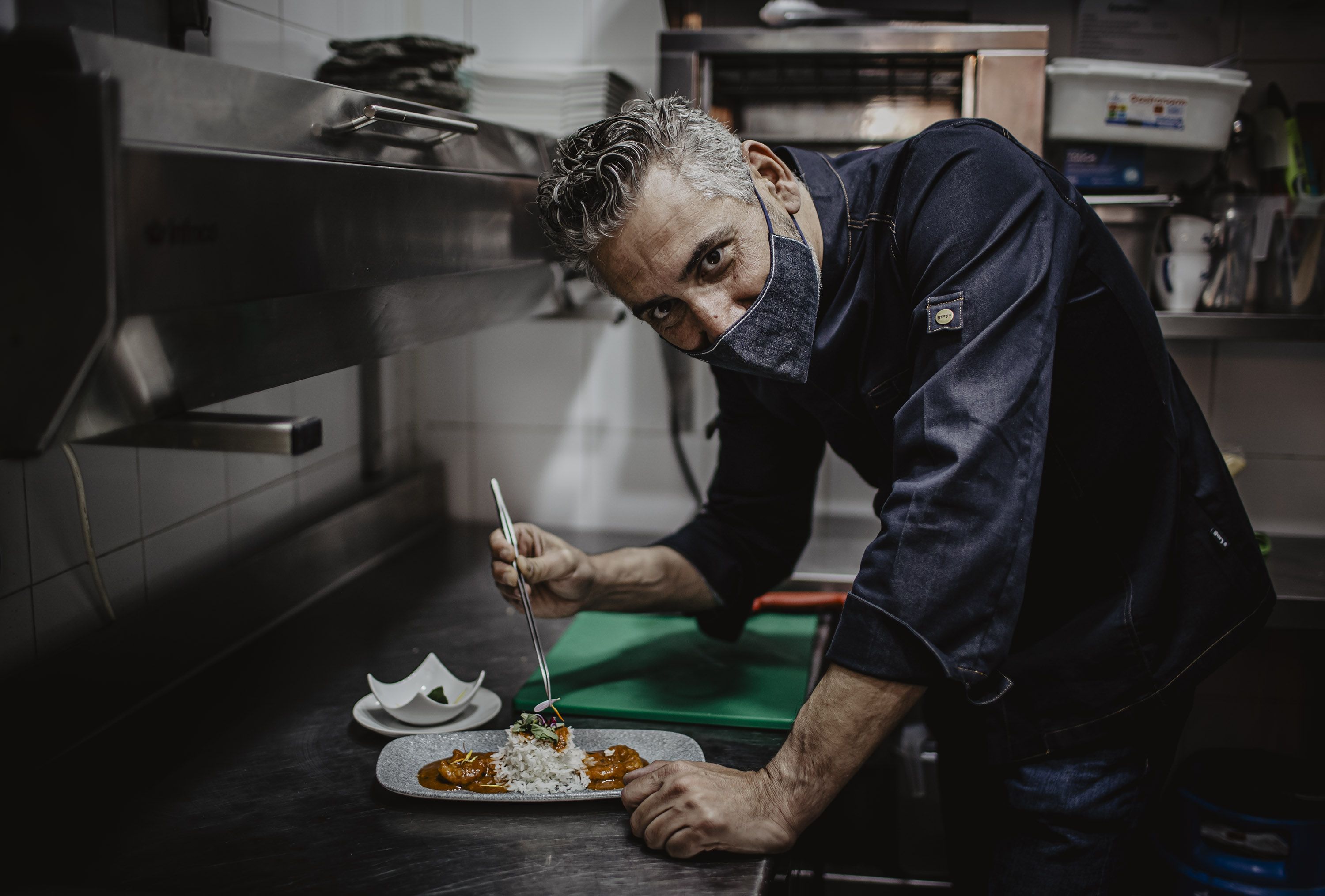Jesús Matilla en la cocina de Entreplatos.