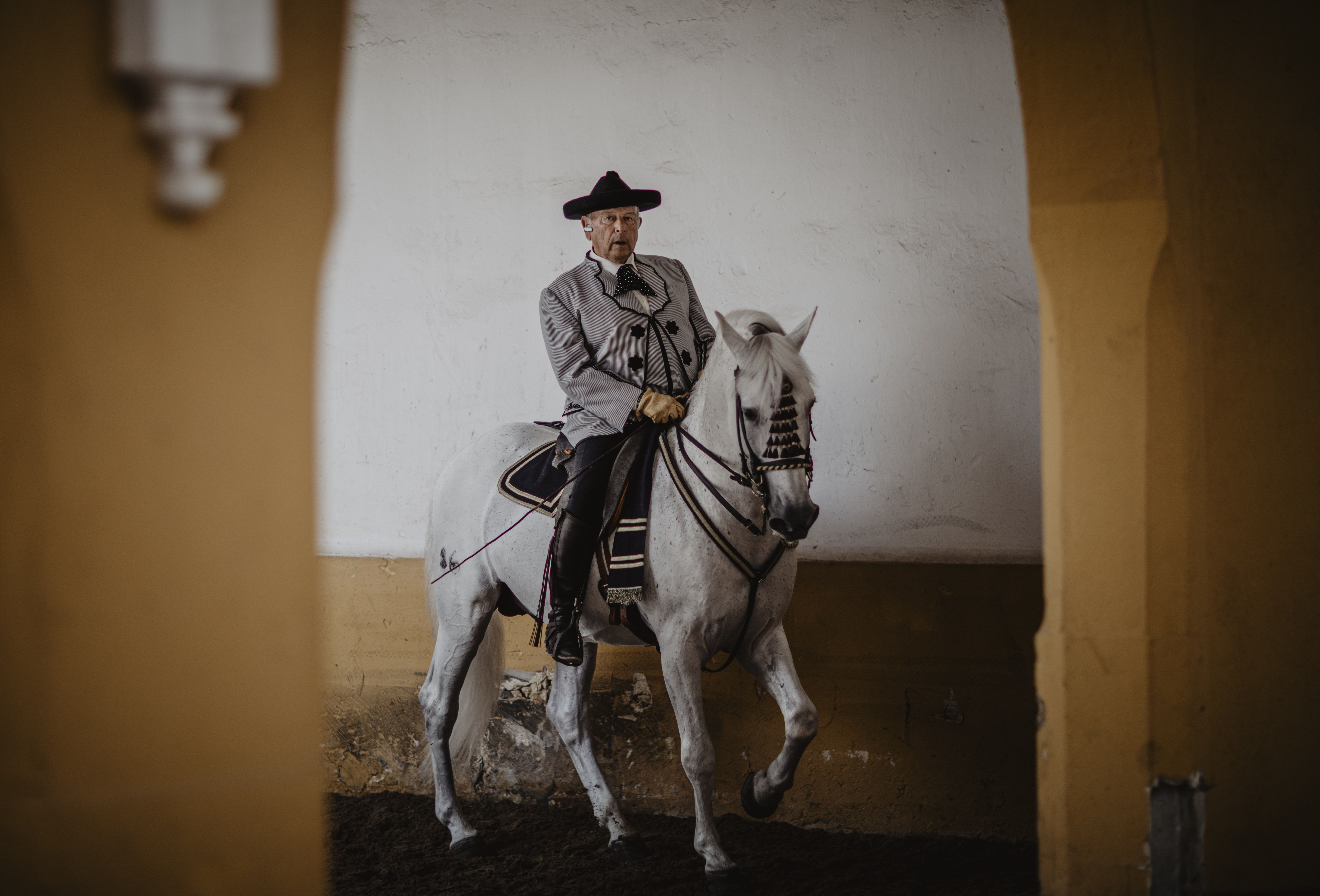 Álvaro Domecq Romero montado en uno de los caballos en la Real Escuela de Arte Ecuestre de la que fue fundador.