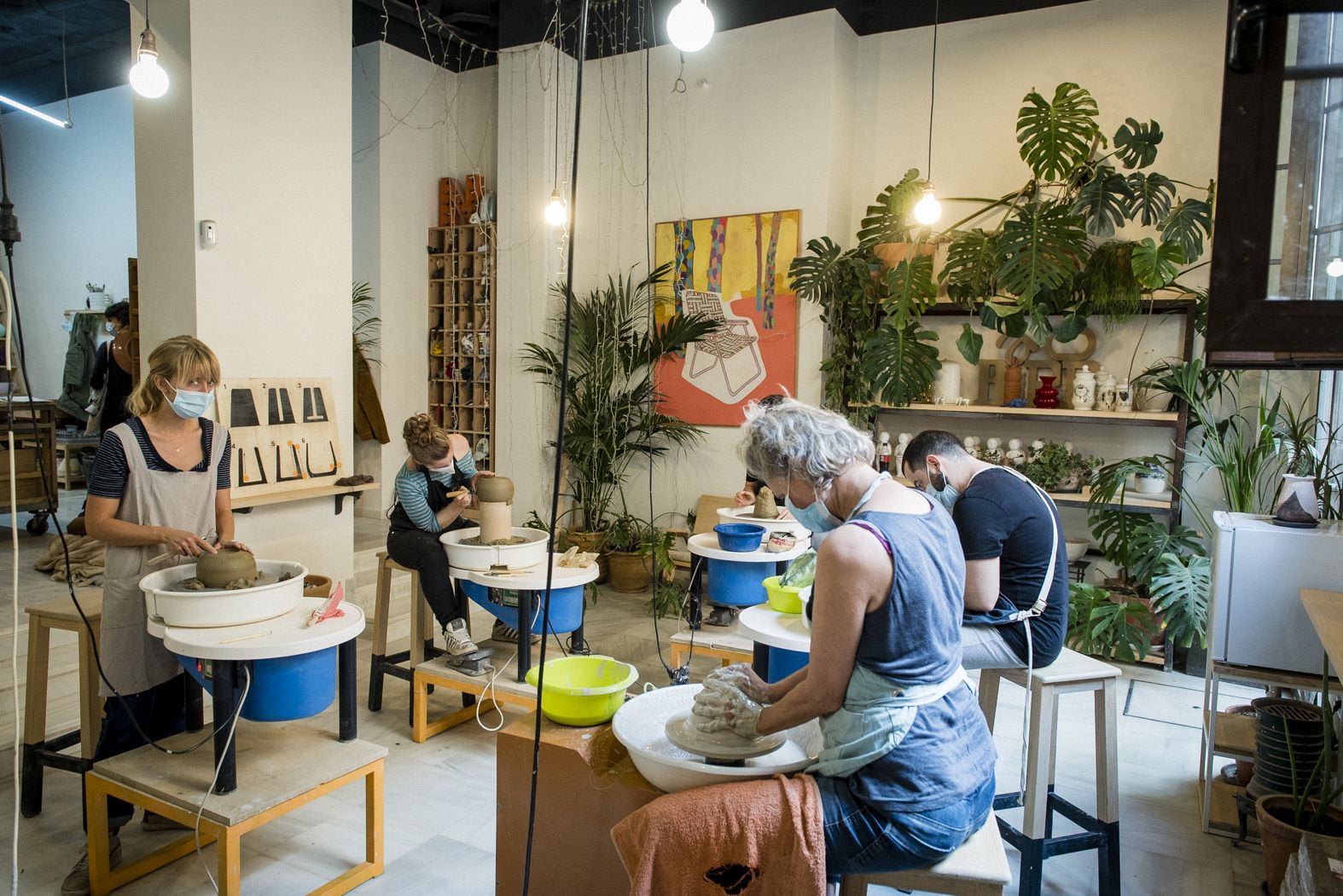 Un grupo de alumnos en Espacio Barro con tornos alfareros