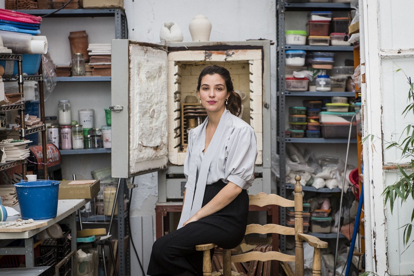 Ana Trancosco. Al fondo, el horno de su taller en la calle Hombre de Piedra