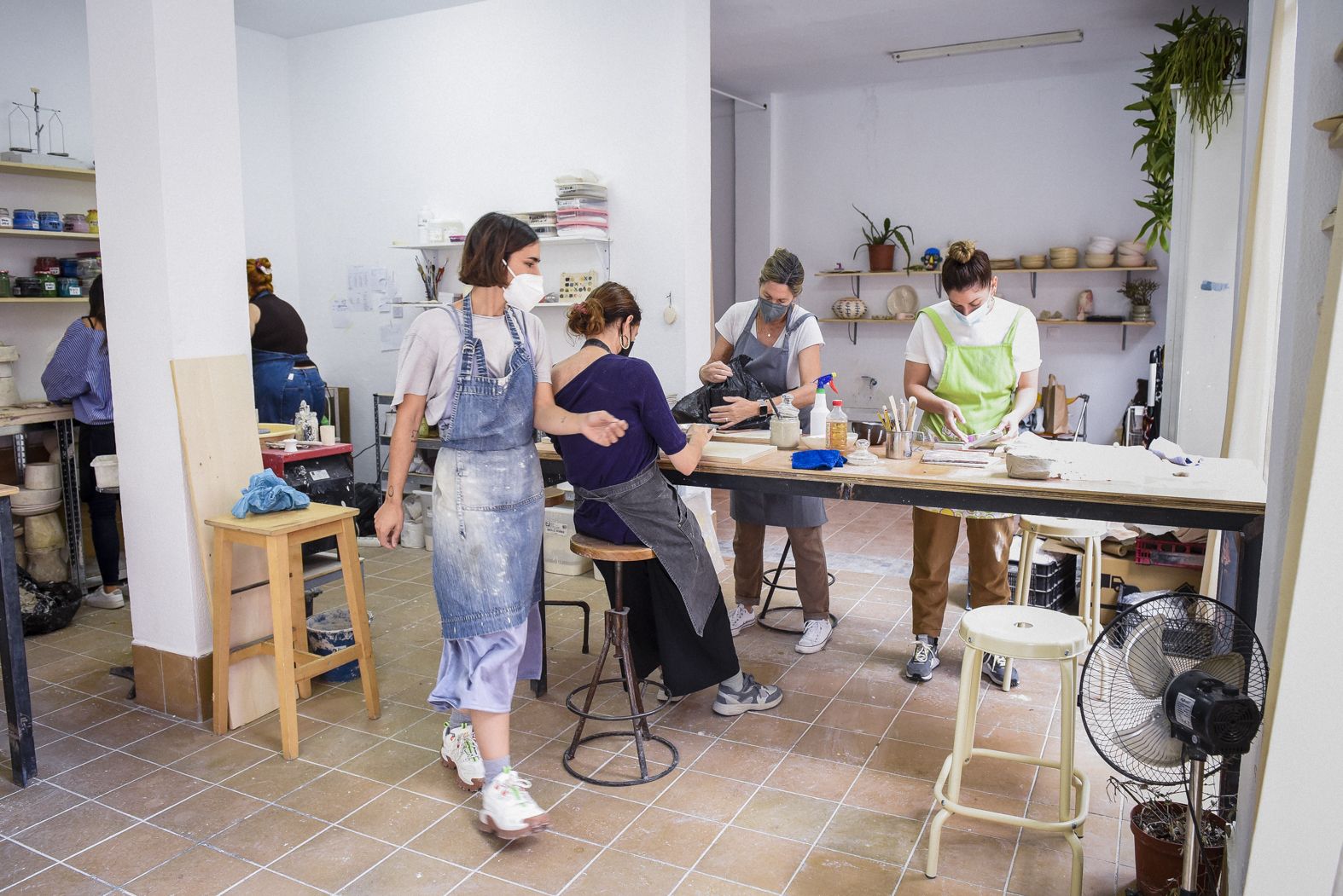 Alumnas en el taller de 'Virgen Cerámica'
