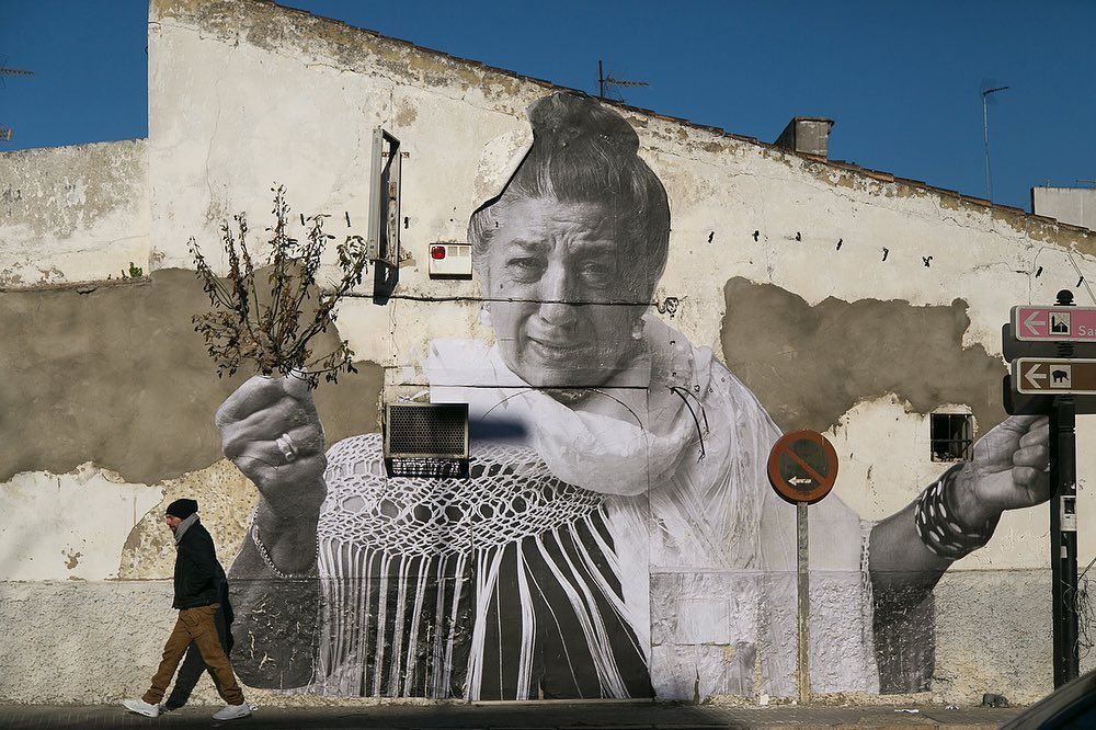 Juana la del Pipa, en un mural de Juan Carlos Toro en la calle Taxdirt, en Santiago.