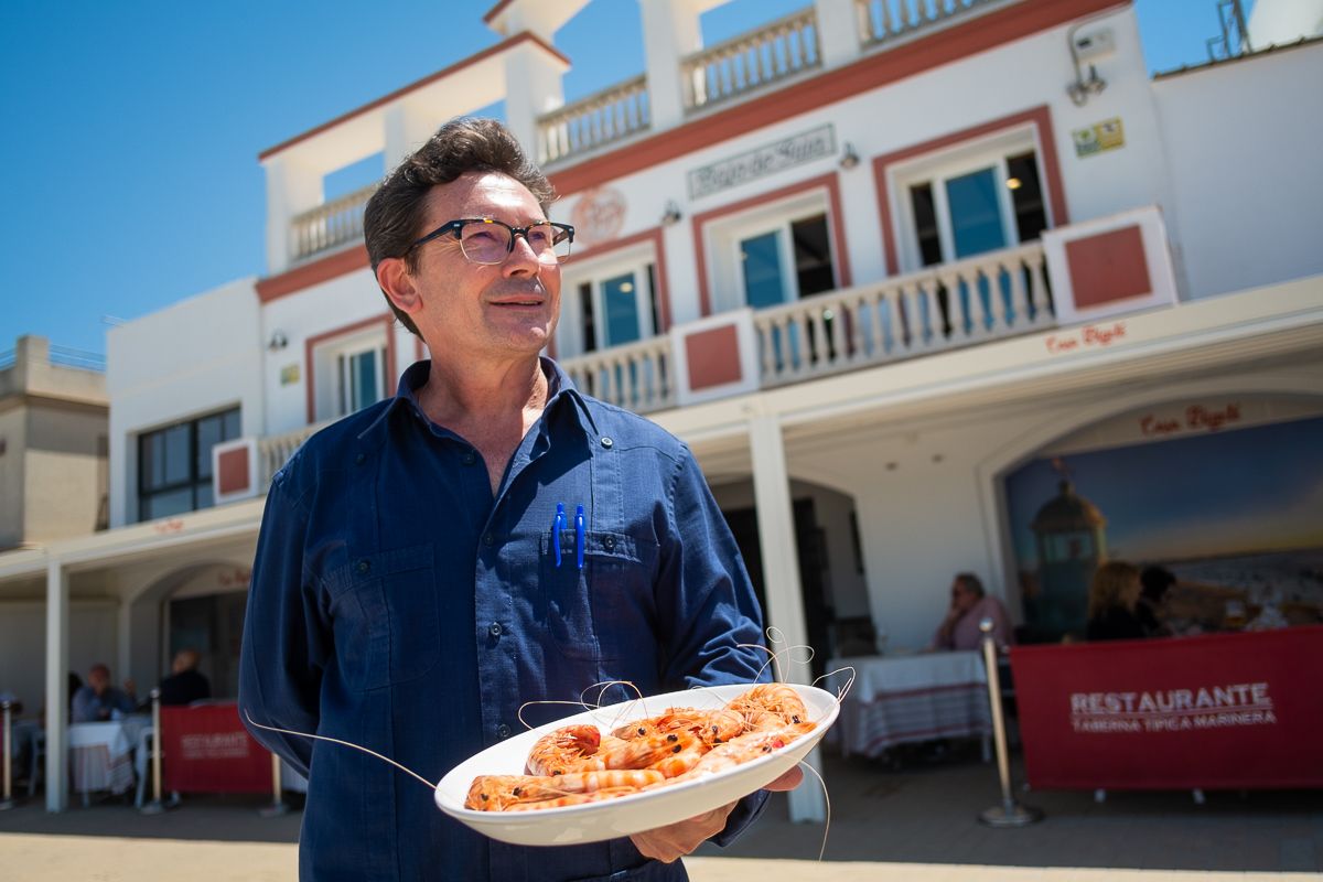 Fernando Bigote, junto a su hermano César, son la tercera generación de un restaurante que empezó como taberna en Sanlúcar.