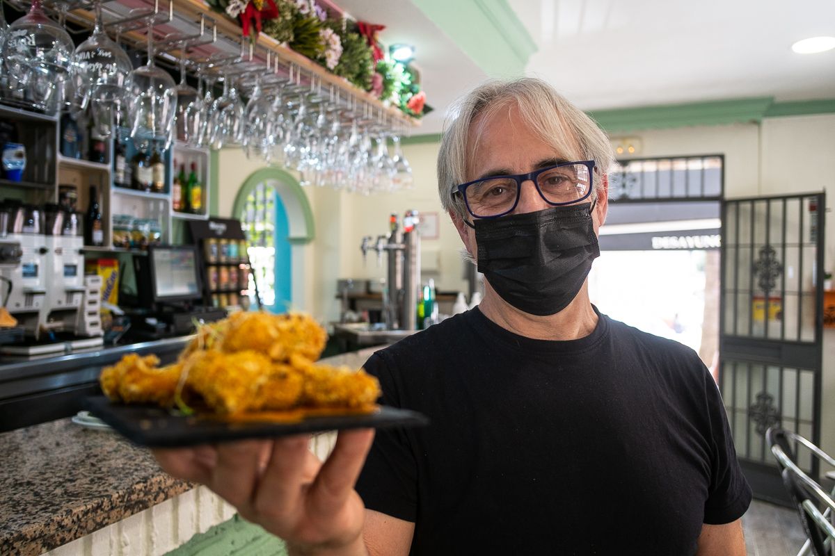 José Luis Guilló con una tapa de lagrimitas de cocodrilo en 'La Hora del Puerto'. José Luis Guilló con una tapa de lagrimitas de cocodrilo en 'La Hora del Puerto'.