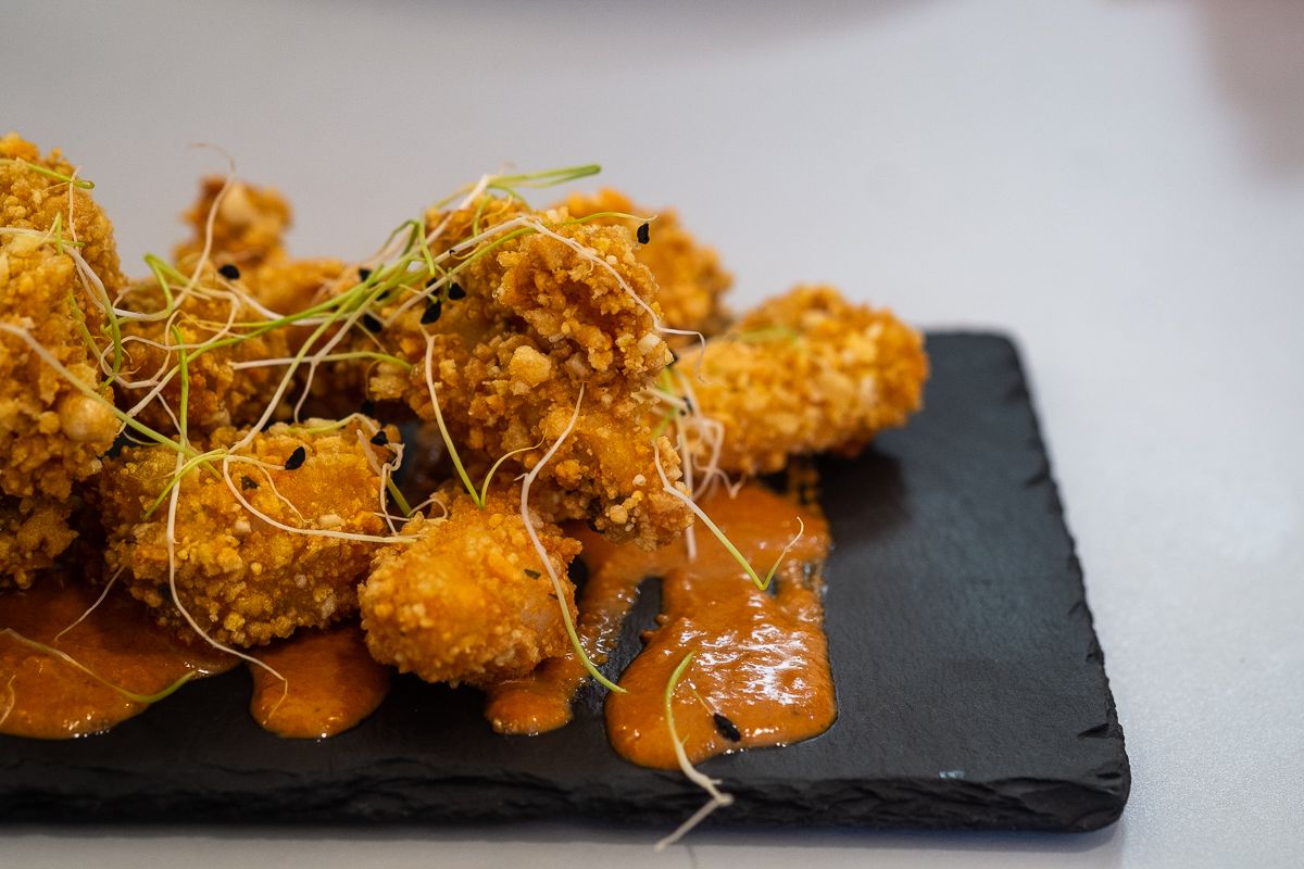 Tapa de lagrimitas de cocodrilo con mojo picón.