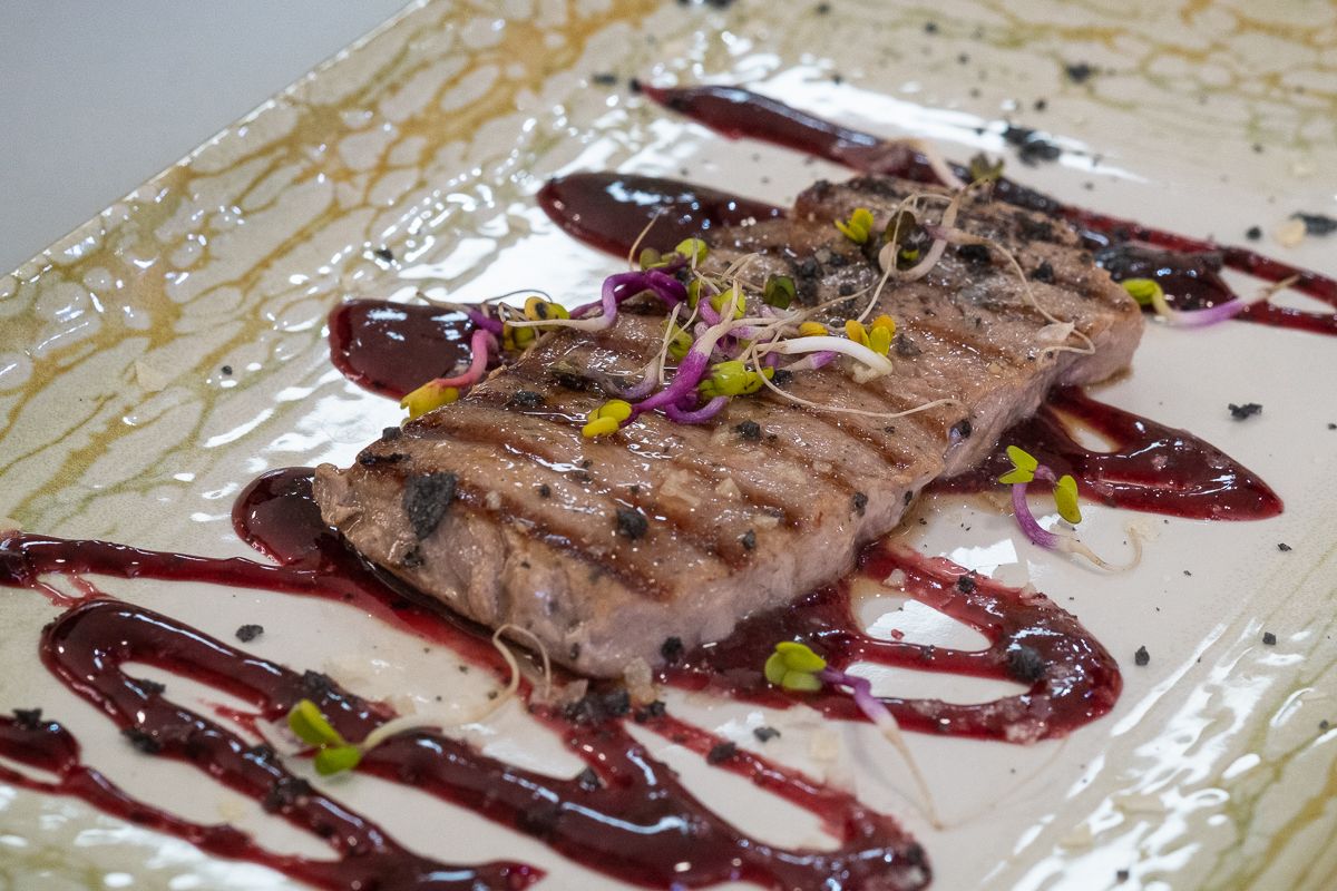 Tapa de cebra con salsa de frutas del bosque.