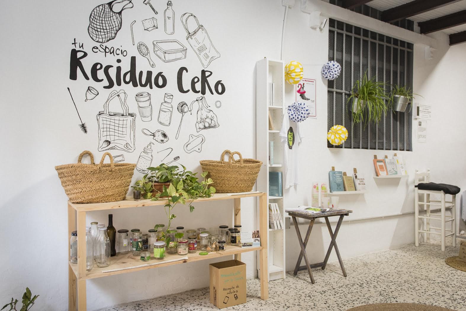Un pequeño punto limpio da la bienvenida a la clientela del espacio.