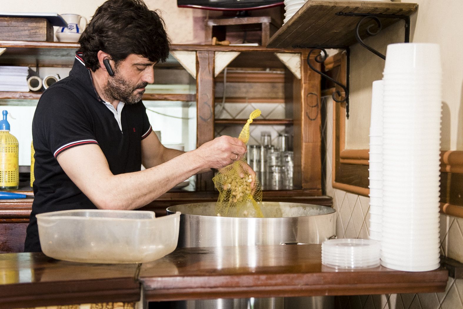 Pedro Verdugo preparando sus famosos caracoles.   MAURI BUHIGAS