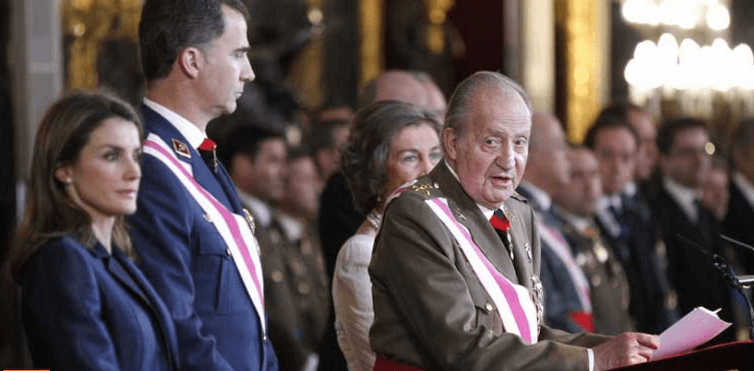 El rey Juan Carlos, con Felipe VI y Doña Sofía, en una imagen de archivo. FOTO: TVE El rey Juan Carlos, con Felipe VI y Doña Sofía, en una imagen de archivo. FOTO: TVE