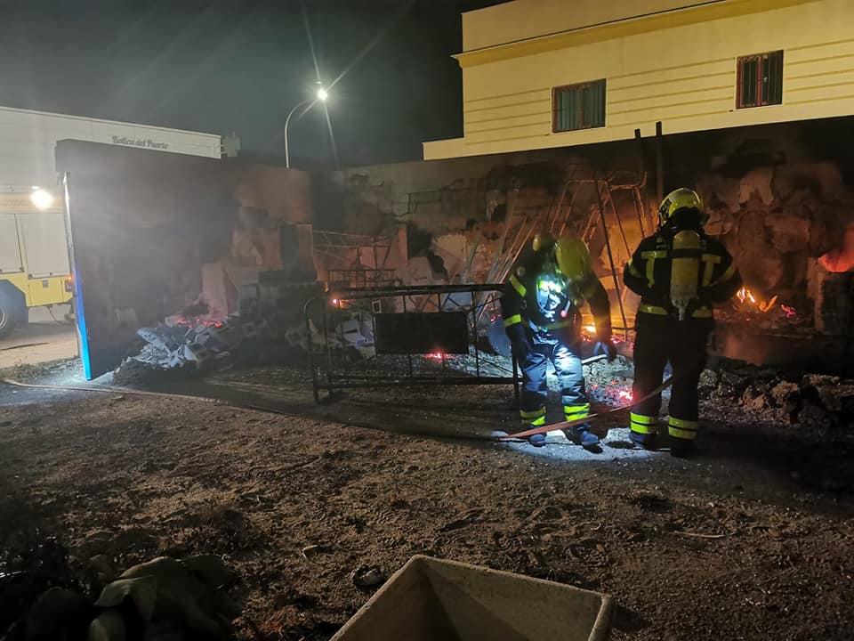 Situación irrespirable en La Línea, en una imagen de Bomberos, esta pasada madrugada.