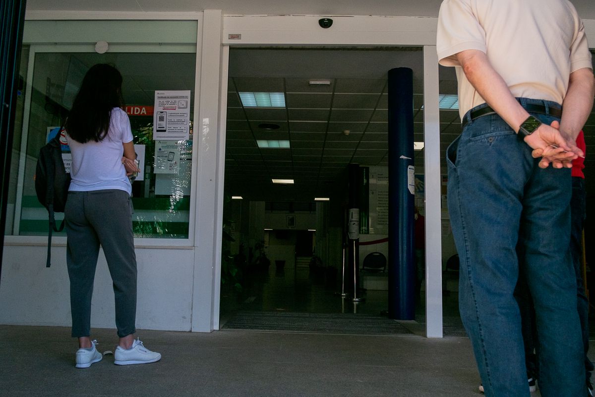 Varias personas esperan para entrar en el centro de salud de San Benito este martes.