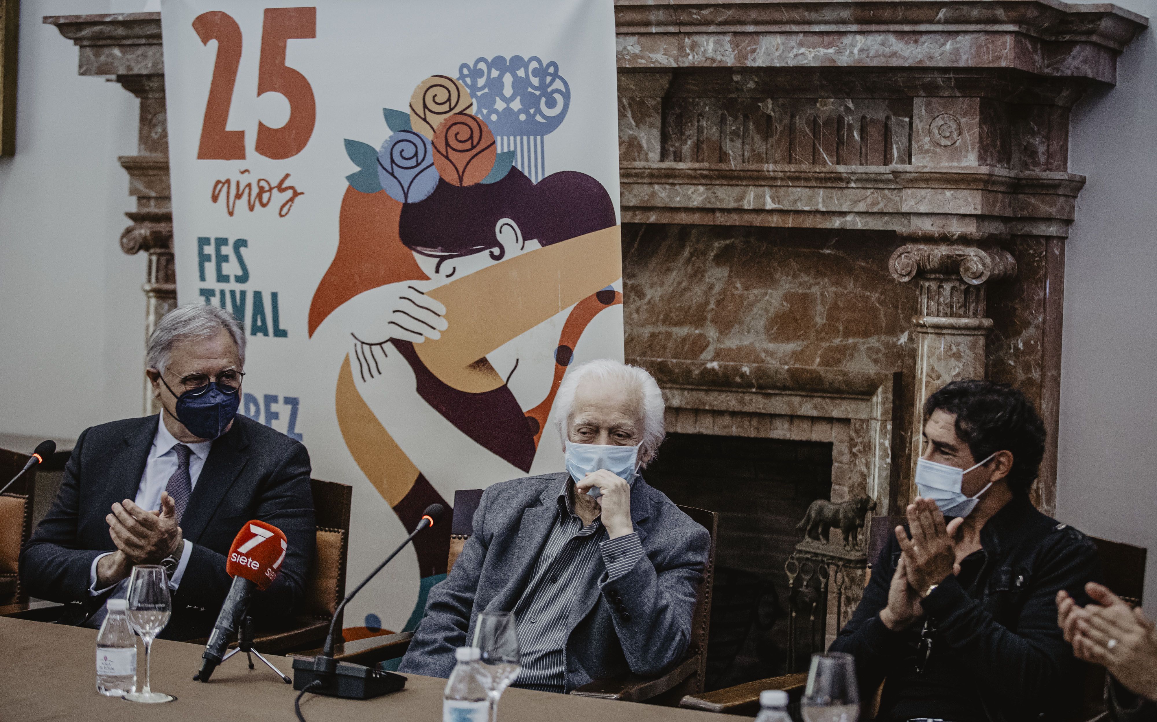 Francisco Camas, responsable de Cultura en el Ayuntamiento de Jerez, este pasado miércoles junto a Manolo Sanlúcar y Antonio Márquez en una de las ruedas de prensa del 25 Festival de Jerez.