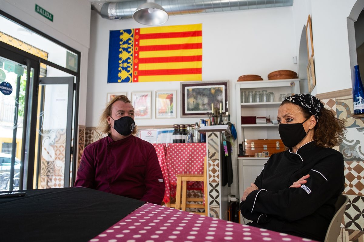 Los propietarios en el interior del restaurante.