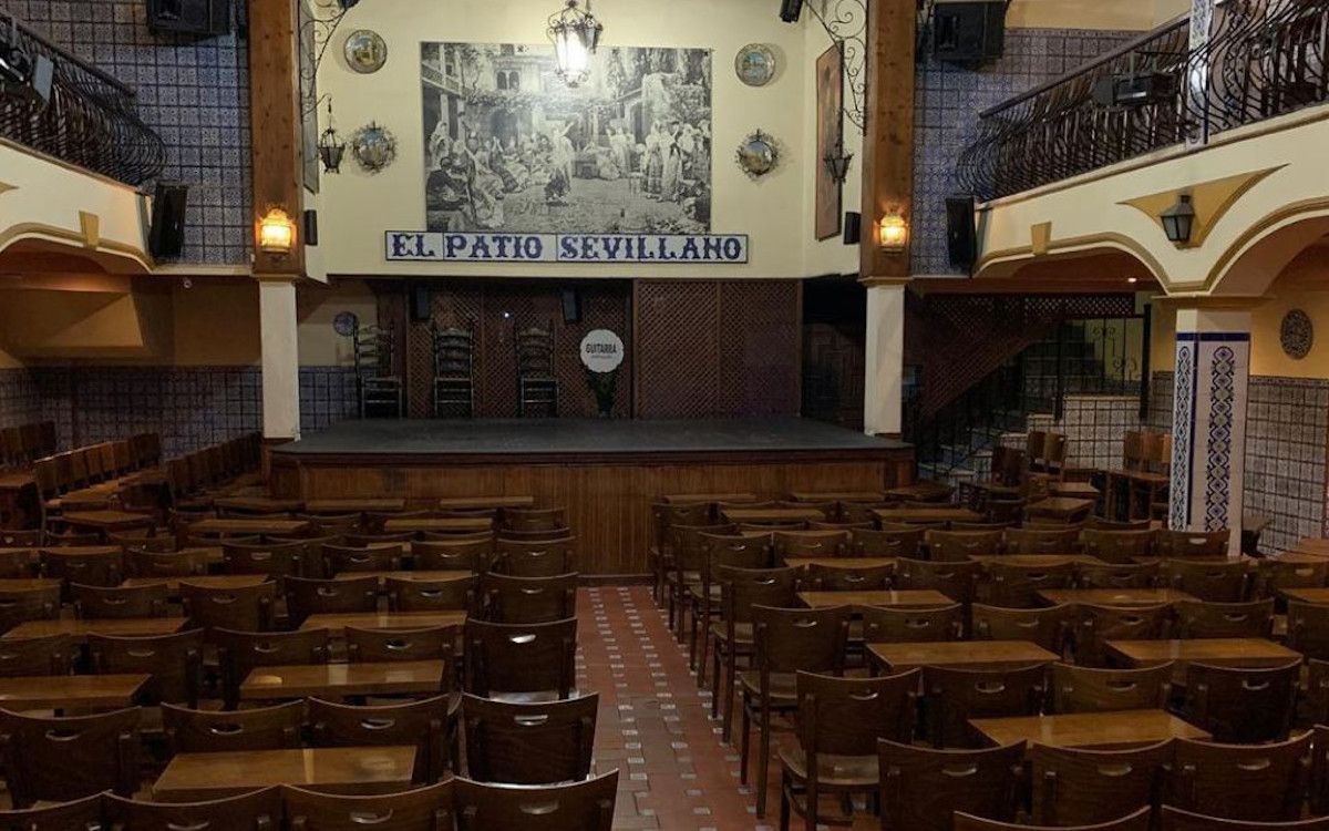 Tablao de El Patio sevillano sin espectáculos.
