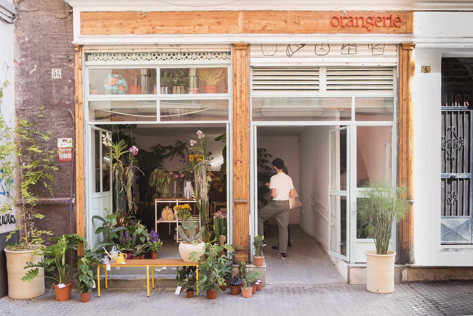 La fachada de Orangerie en la calle Correduría de Sevilla.   MAURI BUIHGAS