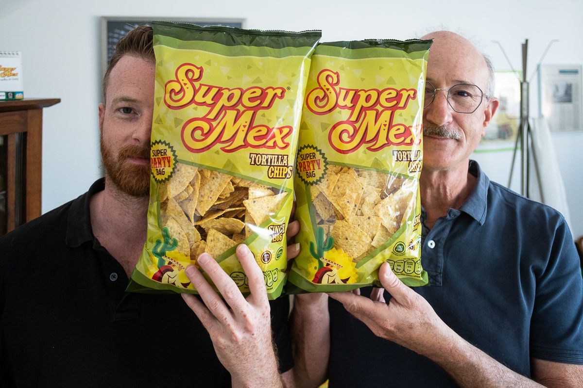 Sidney y Robert Stockwell con los nachos de SuperMex.